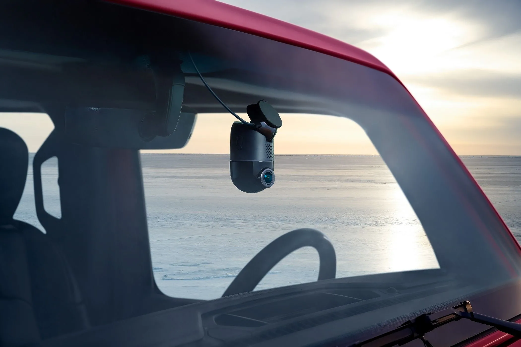 70mai Dash Cam 4K Omni được gắn trên kính chắn gió của ô tô