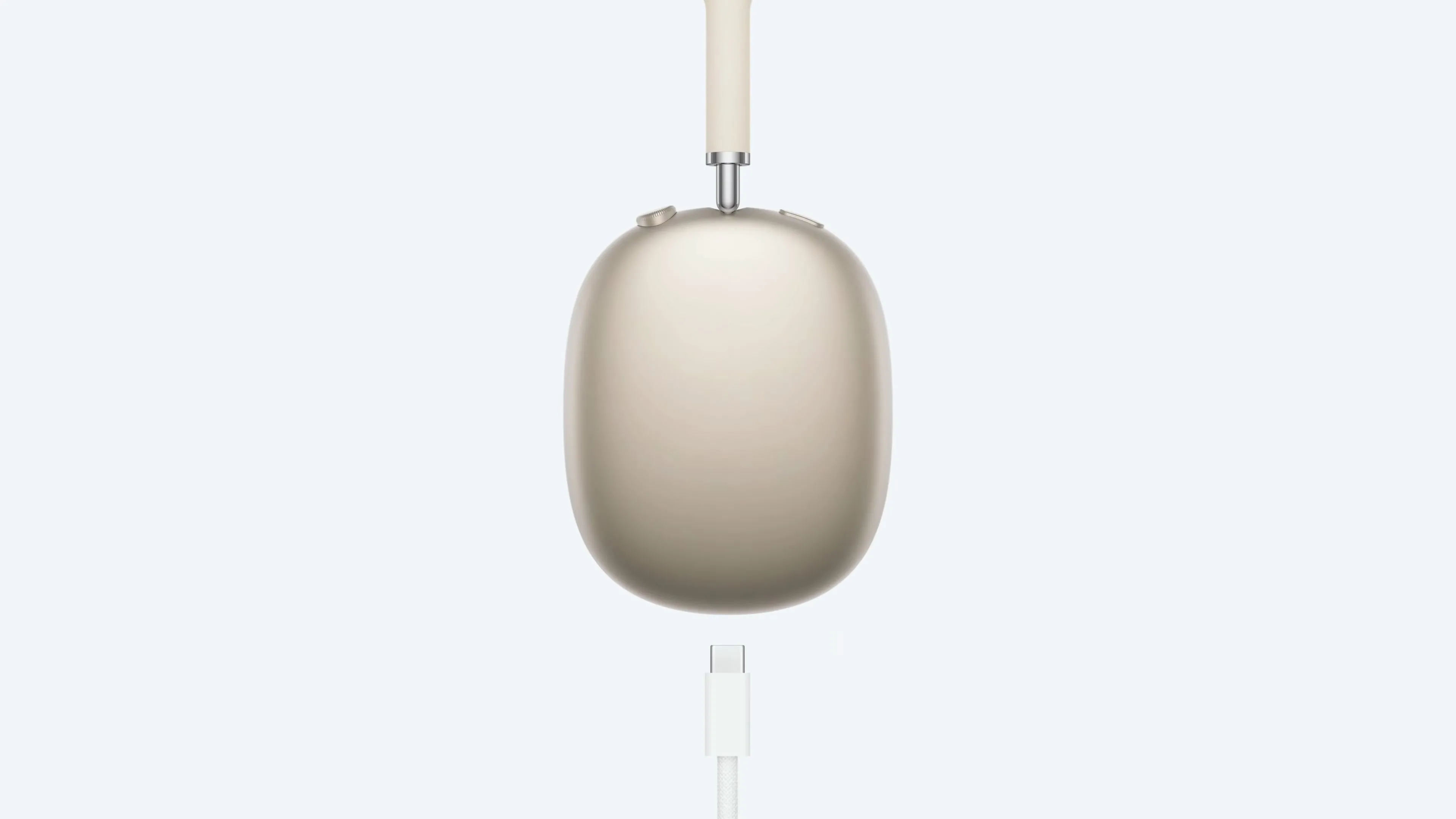 AirPods Max màu Starlight đang sạc qua cổng USB-C