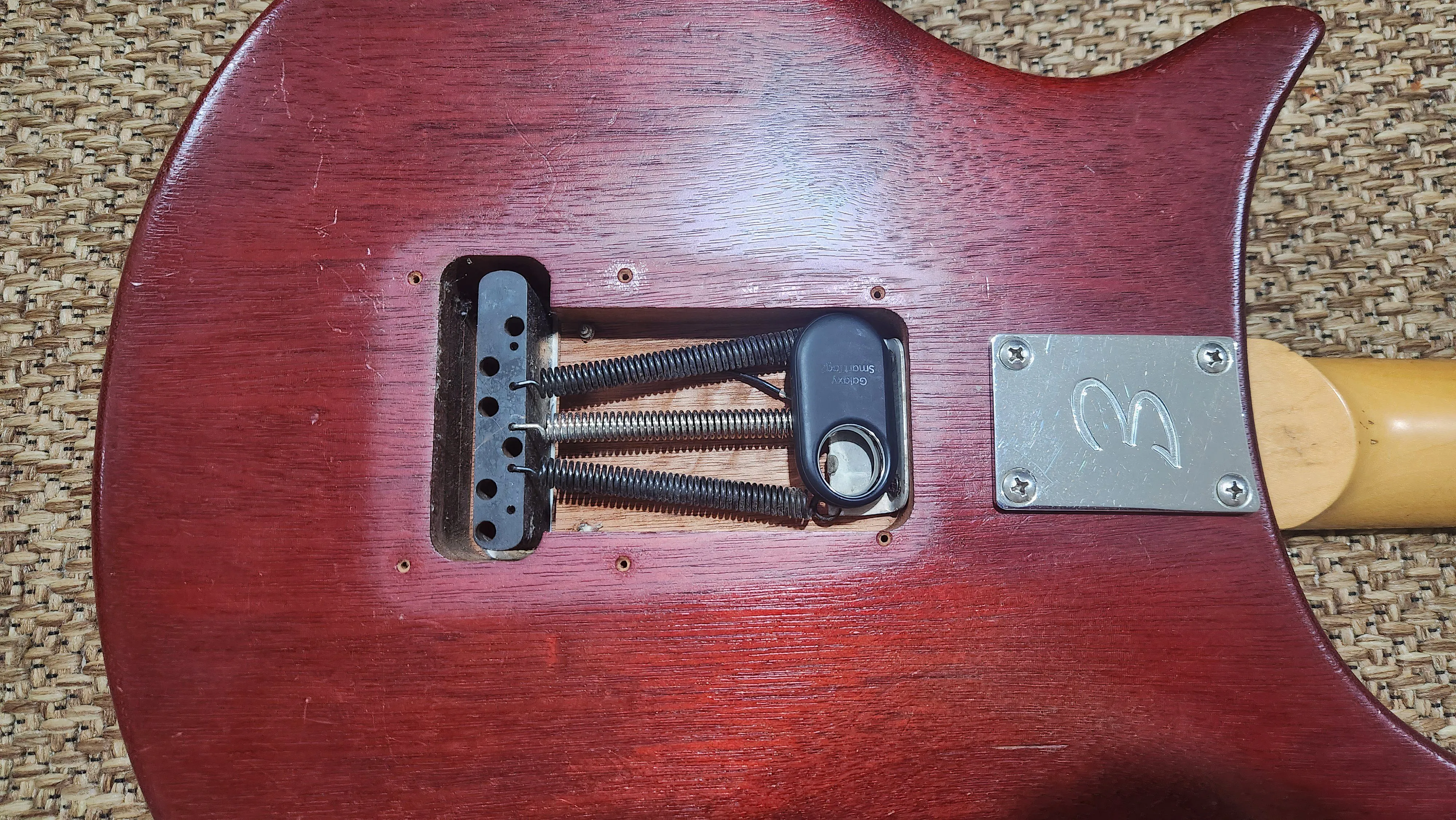 AirTag được giấu bên trong thân đàn guitar, minh họa bảo vệ nhạc cụ đắt tiền