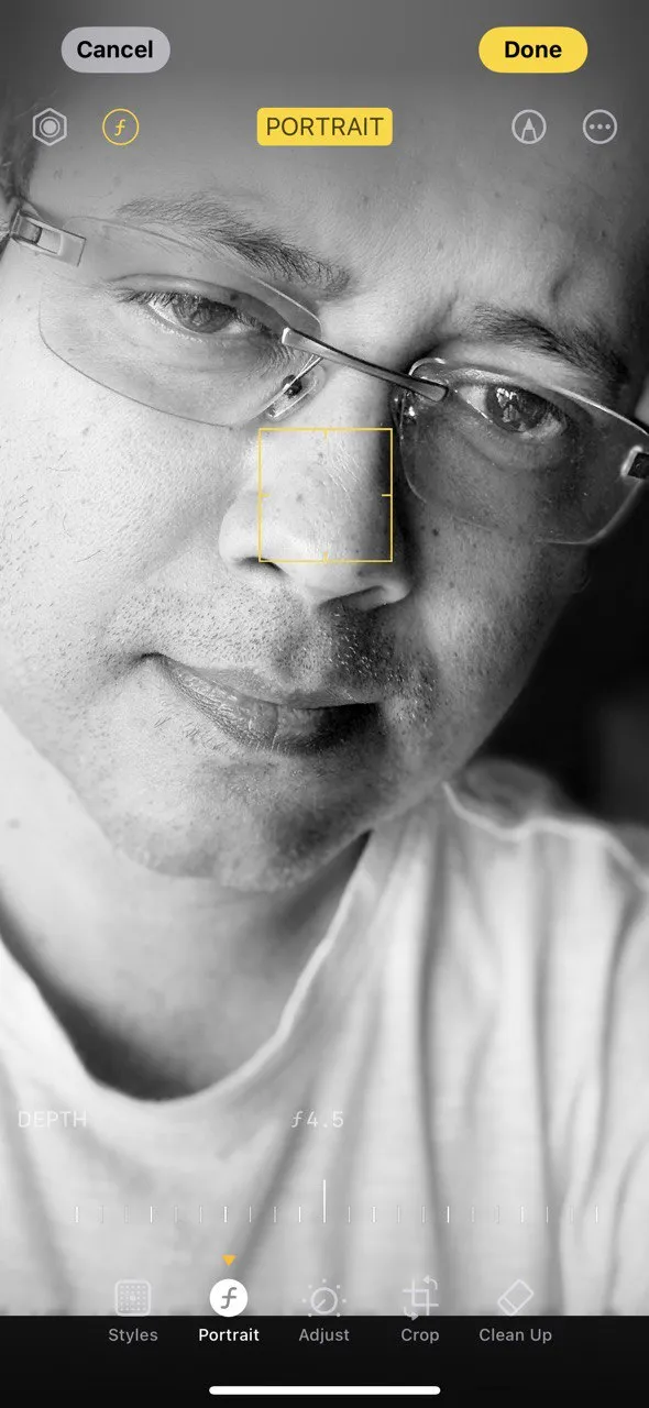 ảnh chân dung đơn sắc với hiệu ứng Ánh Sáng Viền trong Portrait Mode iPhone