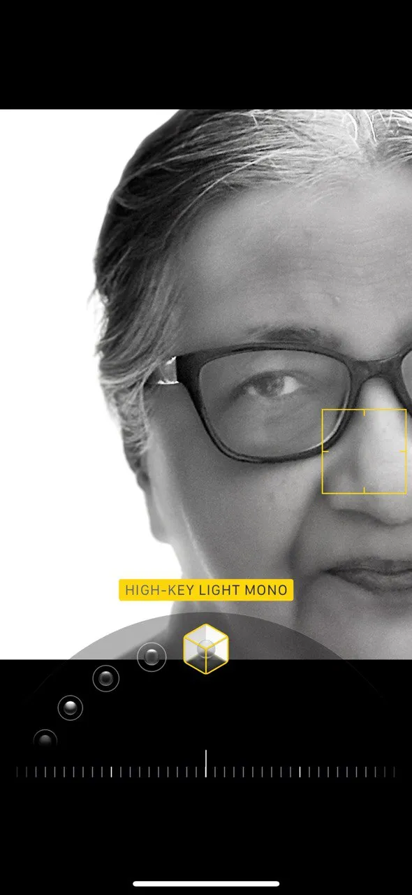 ảnh chân dung trắng đen với hiệu ứng Ánh Sáng Tương Phản Cao Đơn Sắc trên iPhone