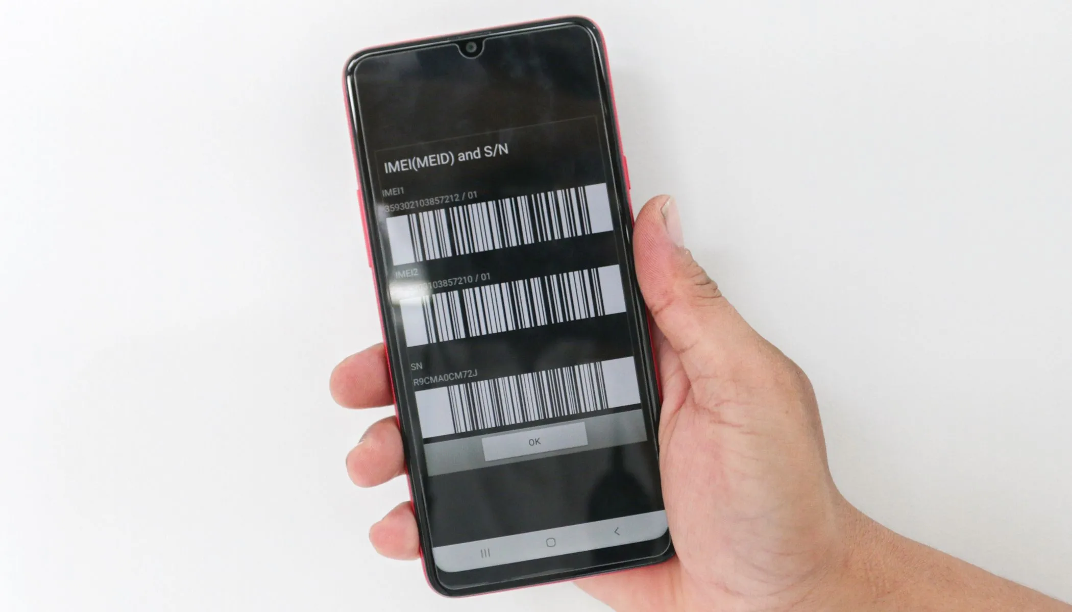 Ảnh chụp cận cảnh màn hình điện thoại Android hiển thị số IMEI, minh họa mã định danh độc nhất của thiết bị được kẻ trộm có thể thay đổi.
