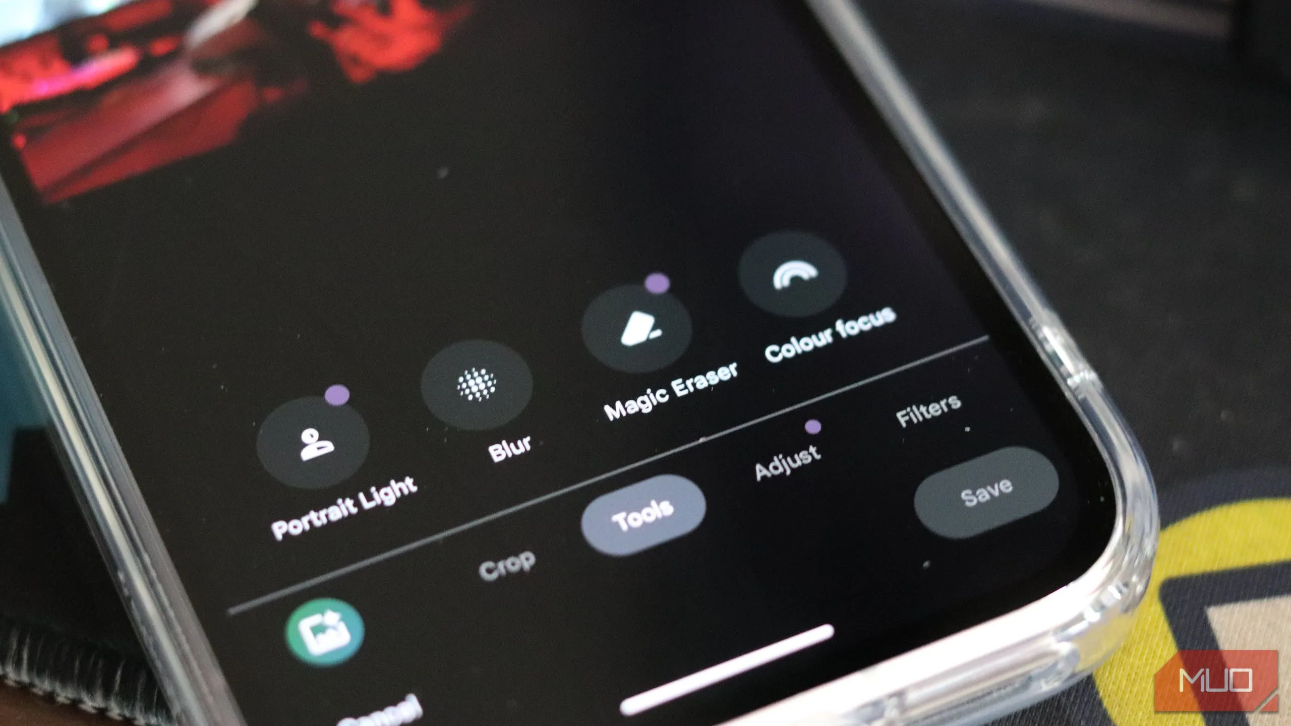 Ảnh chụp màn hình tính năng Magic Eraser của Google Photos trên Pixel 9a, minh họa khả năng xóa vật thể thừa