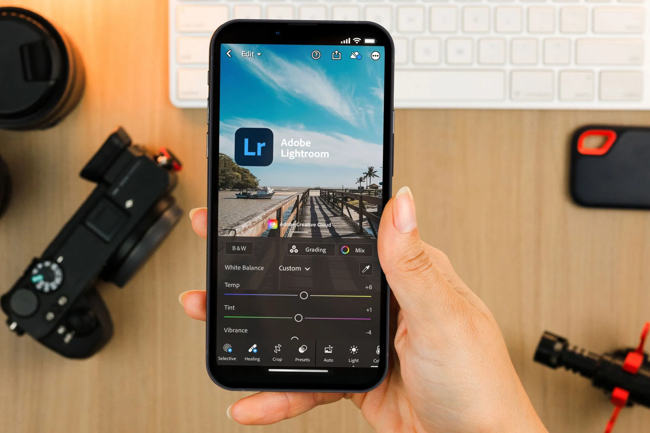Ảnh chụp màn hình ứng dụng Lightroom Mobile trên điện thoại, hiển thị giao diện chỉnh sửa ảnh chuyên nghiệp.