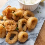 Ảnh chụp món mực chiên với ánh sáng tự nhiên mềm mại tạo cảm giác ấm cúng