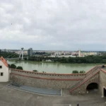 Ảnh chụp toàn cảnh ngang một thành phố và dòng sông từ góc nhìn trên cao của lâu đài, minh họa chế độ panorama truyền thống.