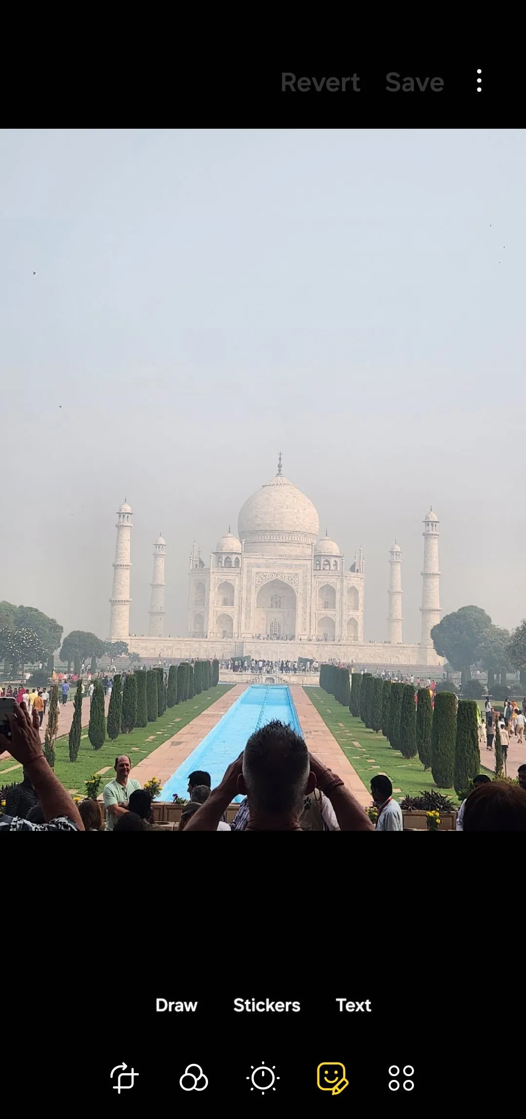Ảnh đền Taj Mahal đang được chỉnh sửa trong ứng dụng Photo Editor tích hợp trên Samsung