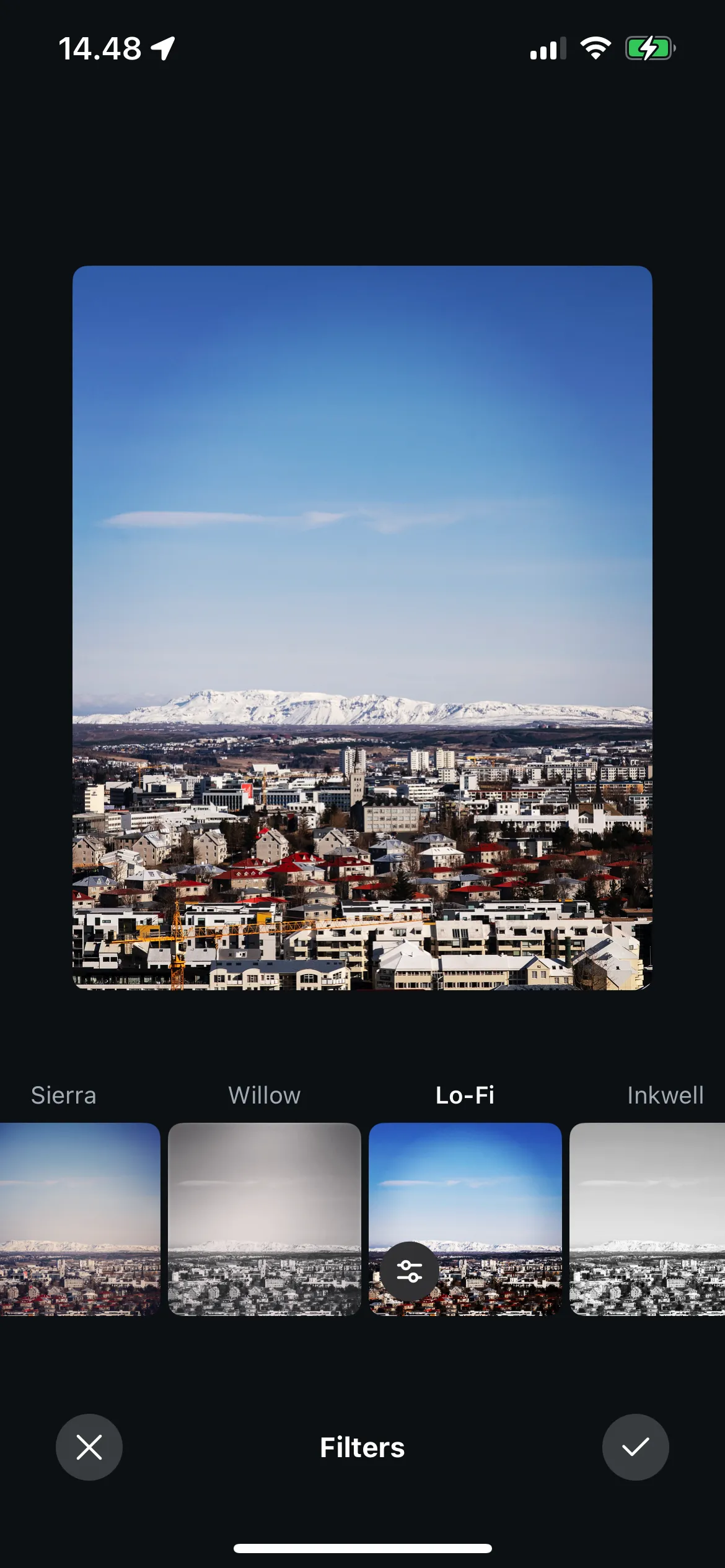 Ảnh đường chân trời thành phố được áp dụng filter Lo-Fi trên Instagram, làm tăng đáng kể độ bão hòa và tương phản
