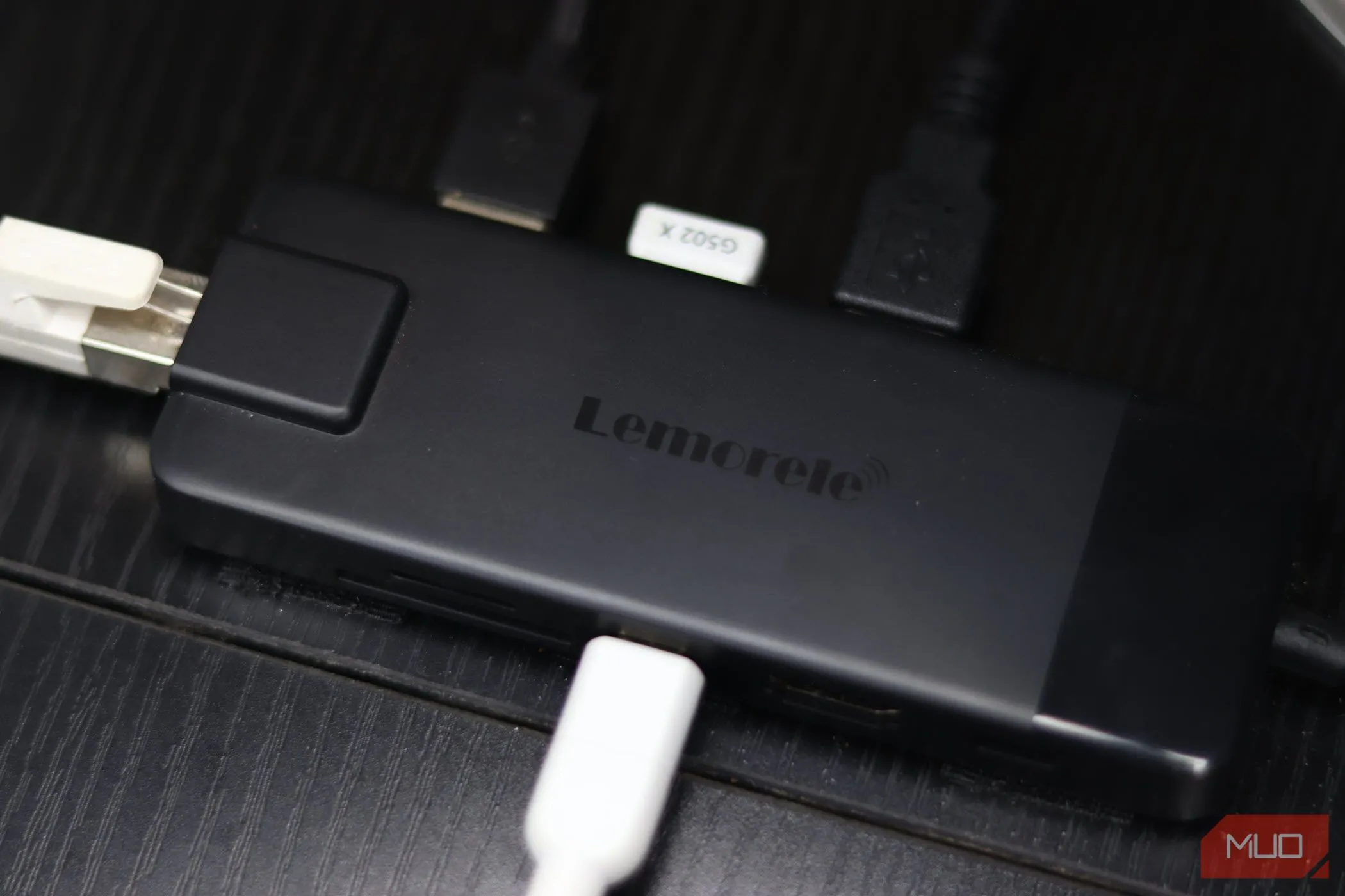 Ảnh hub USB-C màu đen trên bàn