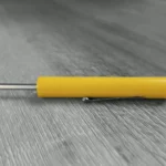 Ảnh minh họa hiệu ứng Spot Color trên Motorola với chiếc tua vít màu vàng nổi bật trên nền gỗ xám