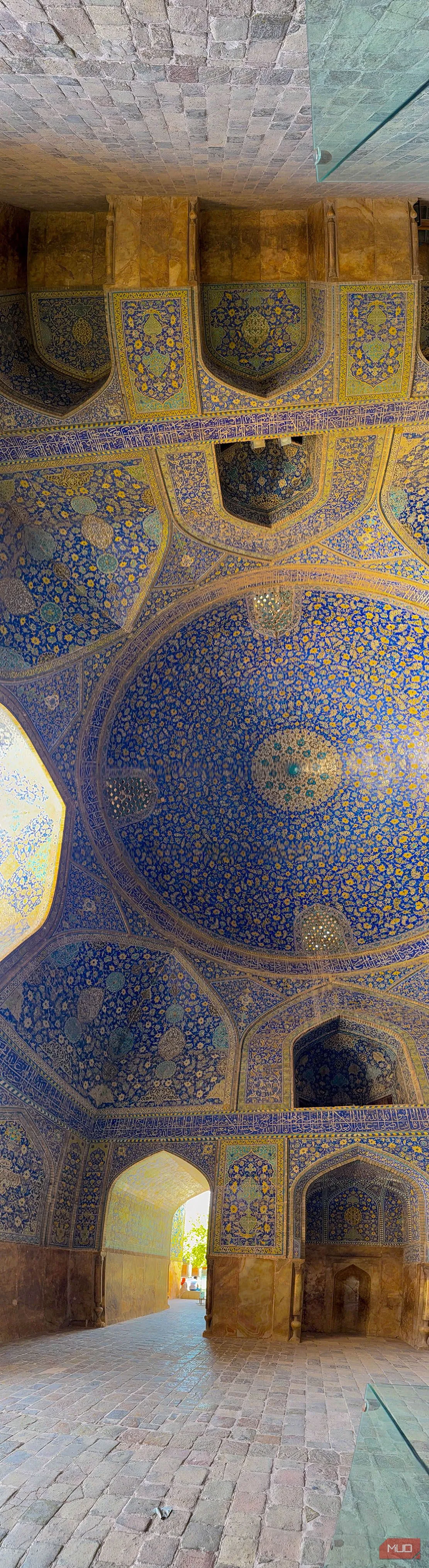 Ảnh panorama dọc tuyệt đẹp của Nhà thờ Hồi giáo Shah ở Isfahan, cho thấy hiệu quả khi chụp kiến trúc có trần nhà đặc biệt.