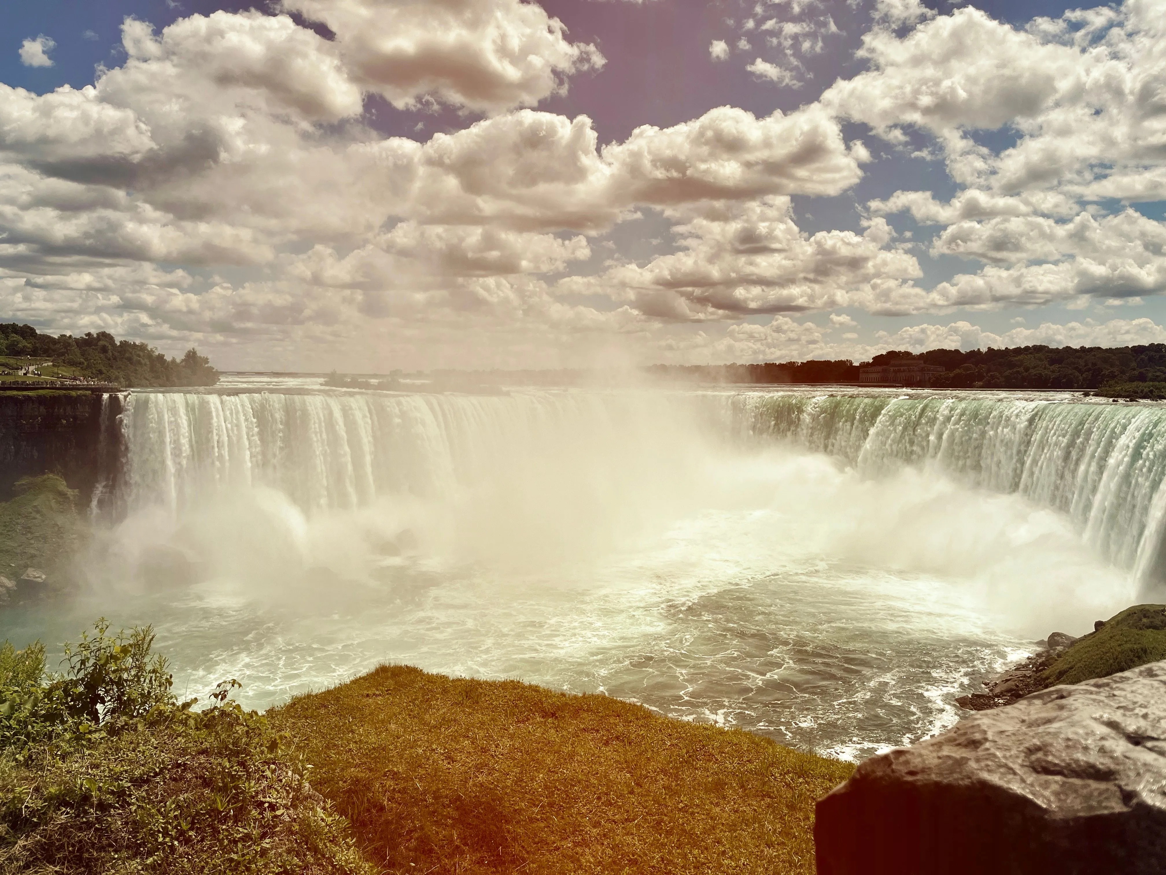 Ảnh Thác Niagara đã được chỉnh sửa theo phong cách sáng tạo bằng Photoleap, thể hiện khả năng biến đổi hình ảnh nghệ thuật.