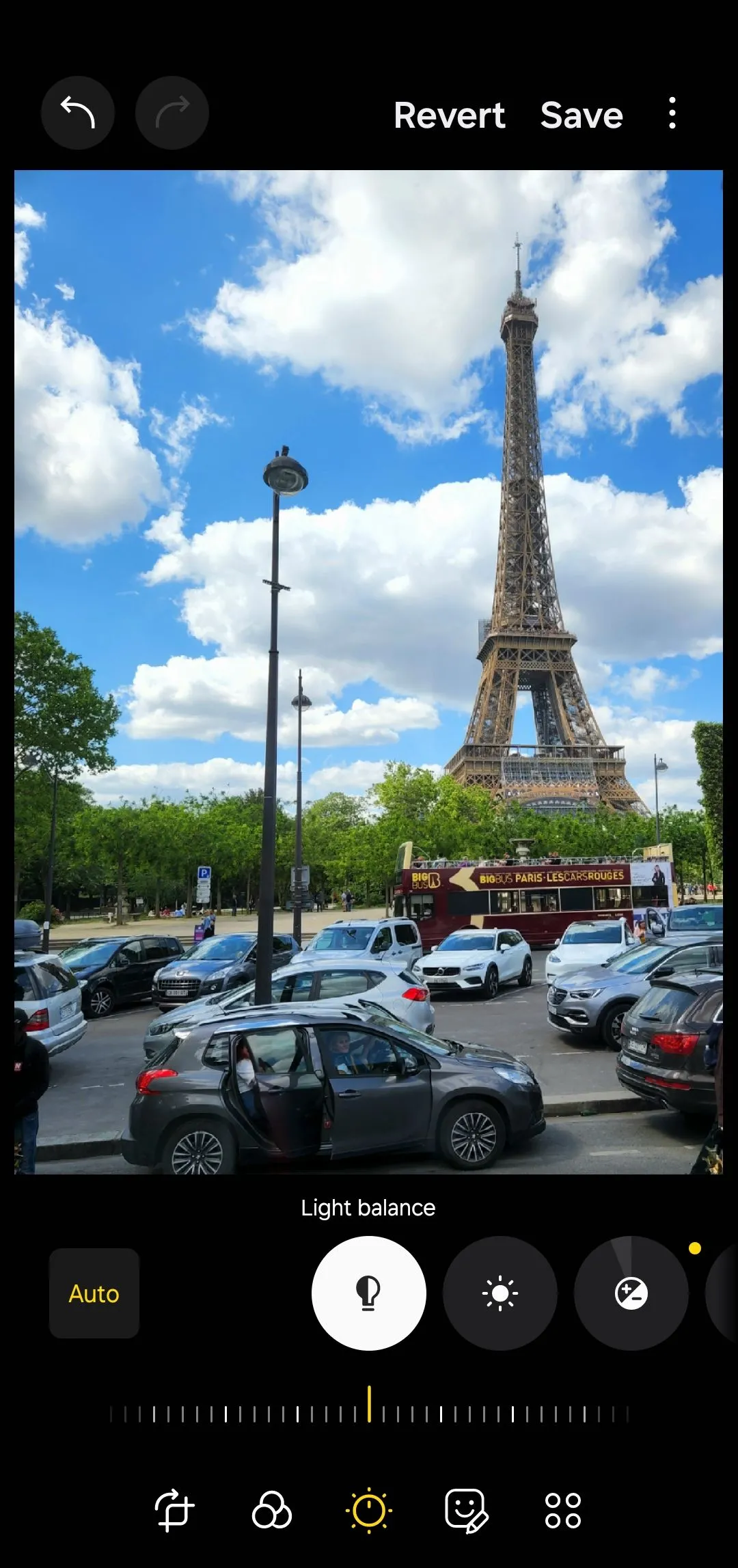 Ảnh Tháp Eiffel đang được tối ưu tự động bằng tính năng Tự động nâng cấp ảnh trong ứng dụng chỉnh sửa của Samsung