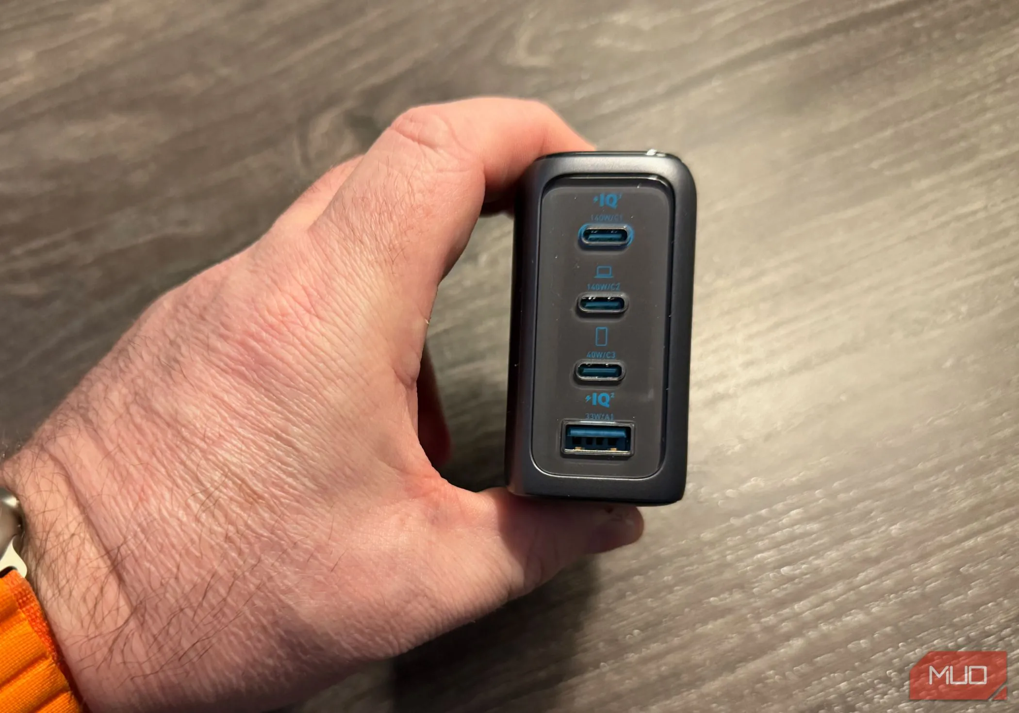 Anker 140W Charger nhìn từ mặt dưới, hiển thị 3 cổng USB-C và 1 cổng USB-A