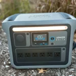 Anker Solix C1000 đặt trên cỏ xanh, trạm sạc di động cho du lịch và gia đình