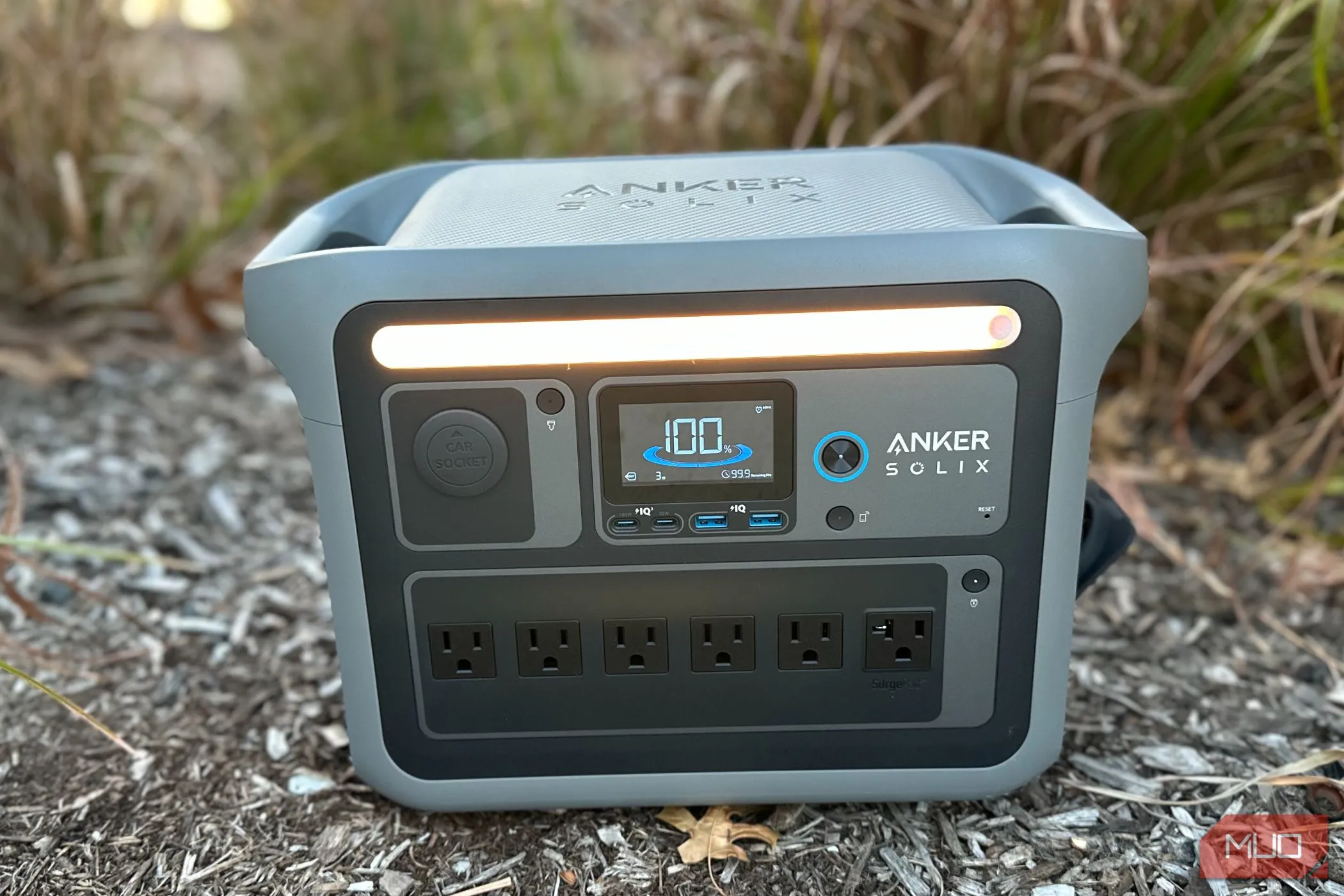 Anker Solix C1000 đặt trên cỏ xanh, trạm sạc di động cho du lịch và gia đình