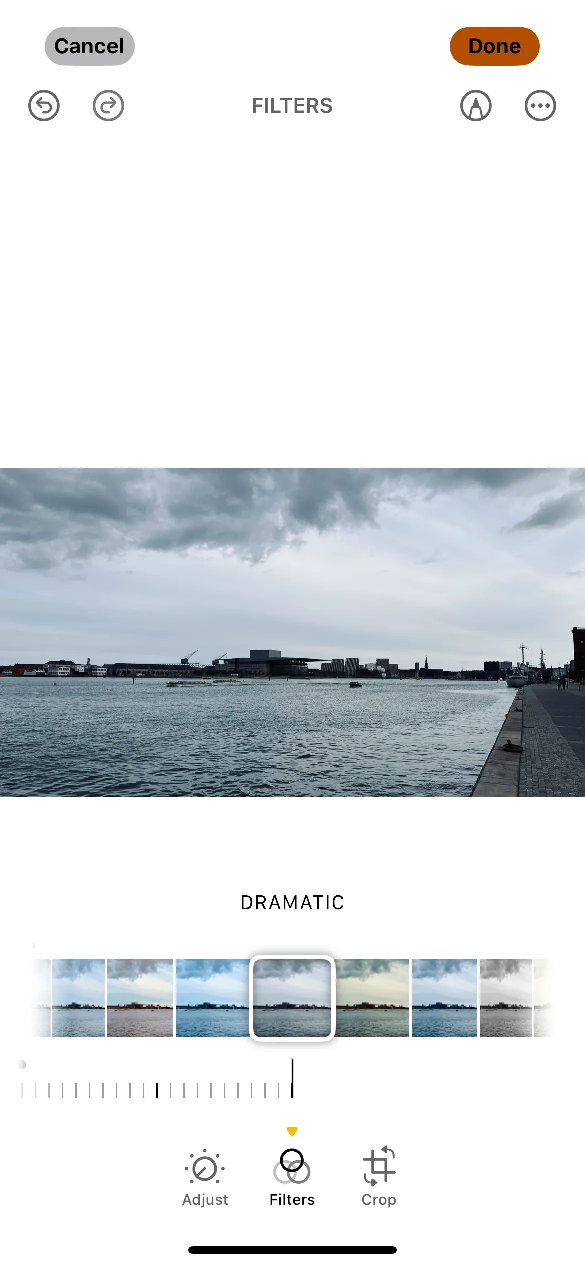 Áp dụng bộ lọc Dramatic cho ảnh trên ứng dụng Photos của iPhone