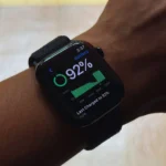 Apple Watch Series 10 hiển thị trạng thái pin trên màn hình