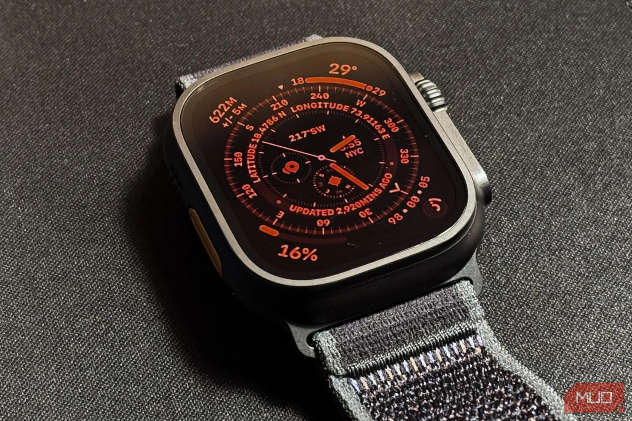 Apple Watch Ultra 2 với chế độ ban đêm đang hoạt động, đặt trên thảm đen