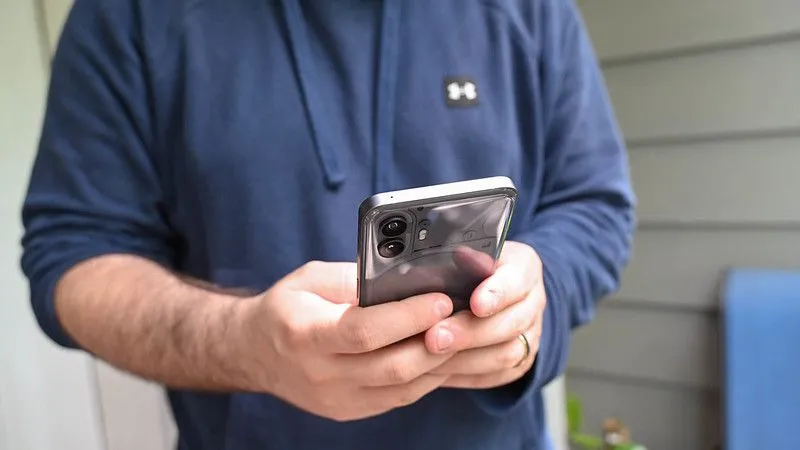 Ba chiếc điện thoại Samsung Galaxy Z Fold5 minh họa việc sử dụng thiết bị di động để tìm kiếm Wi-Fi miễn phí
