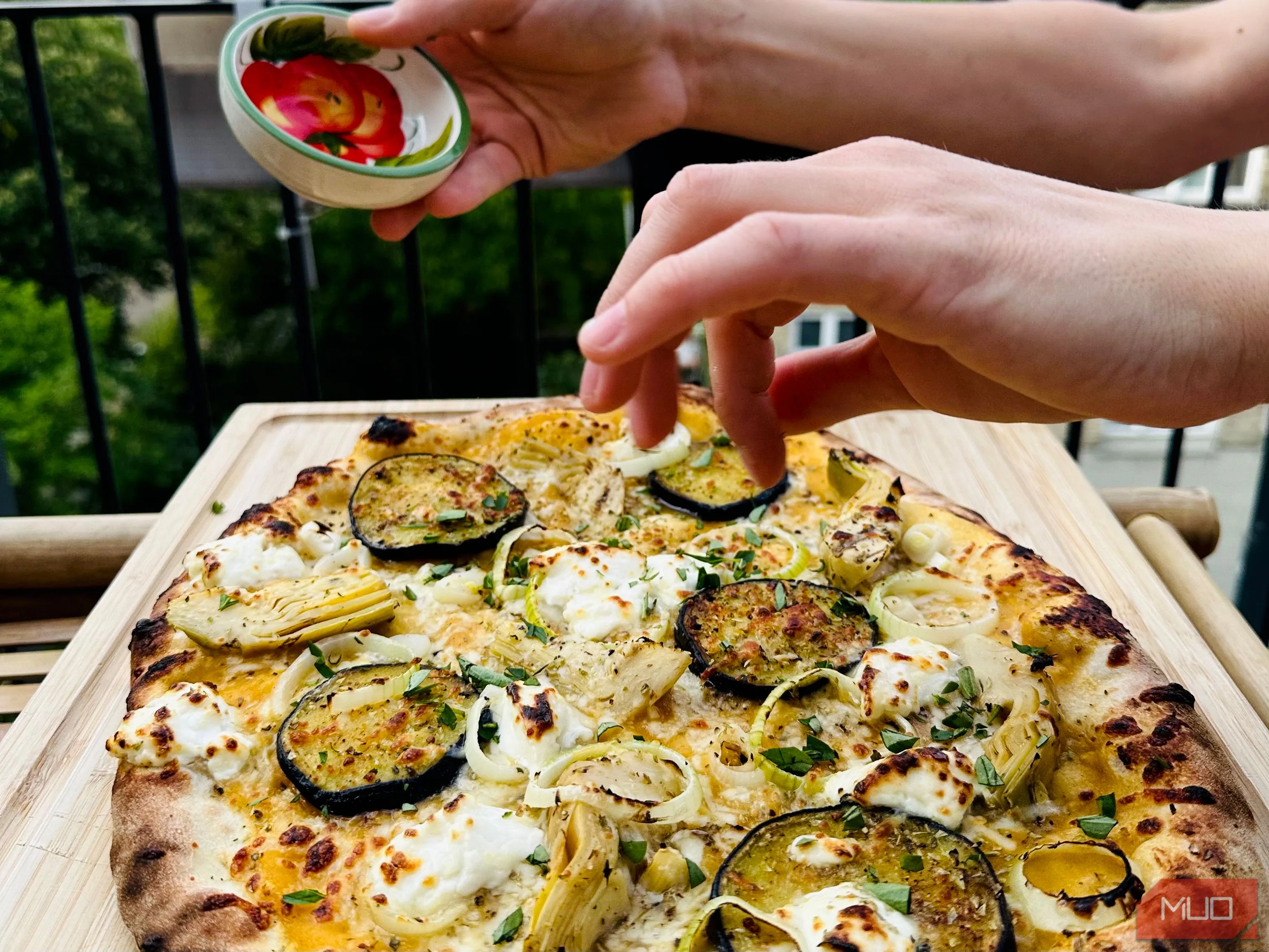 Bạn bè cùng nhau làm pizza tại nhà, tạo không khí vui vẻ