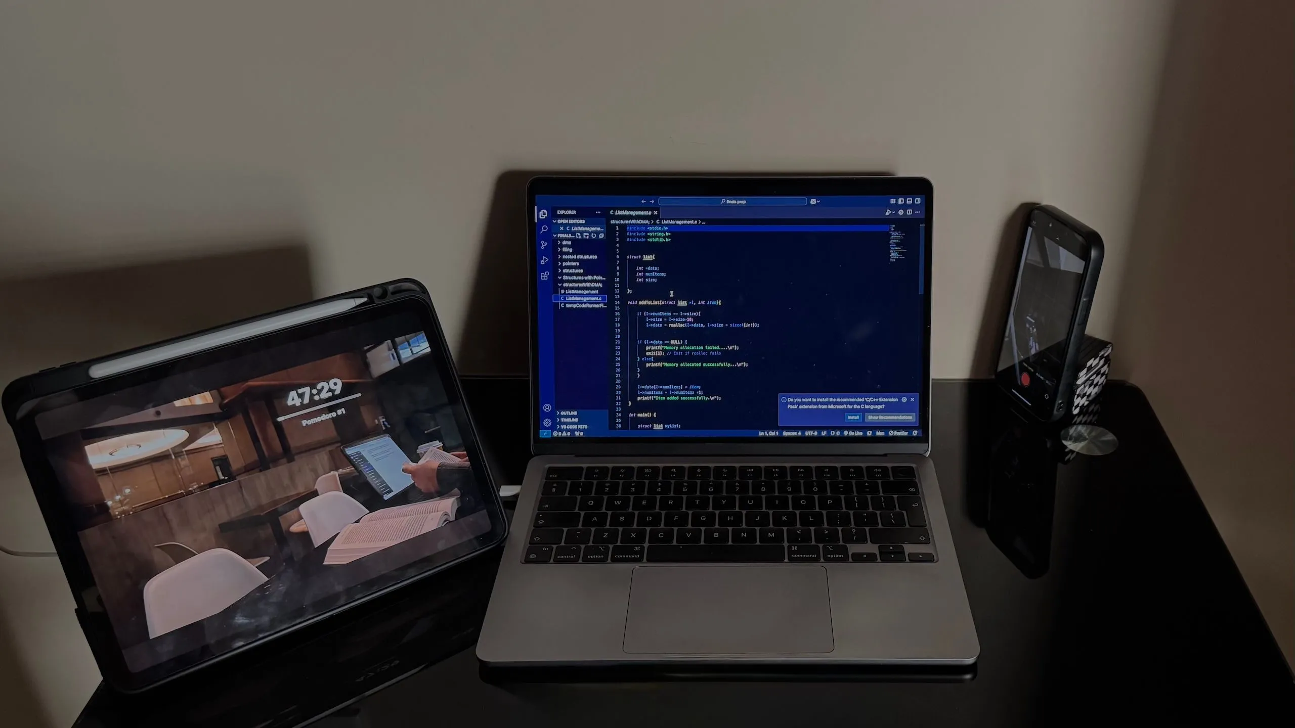 Bàn làm việc với iPad, iPhone và MacBook, minh họa khả năng kết nối đa thiết bị