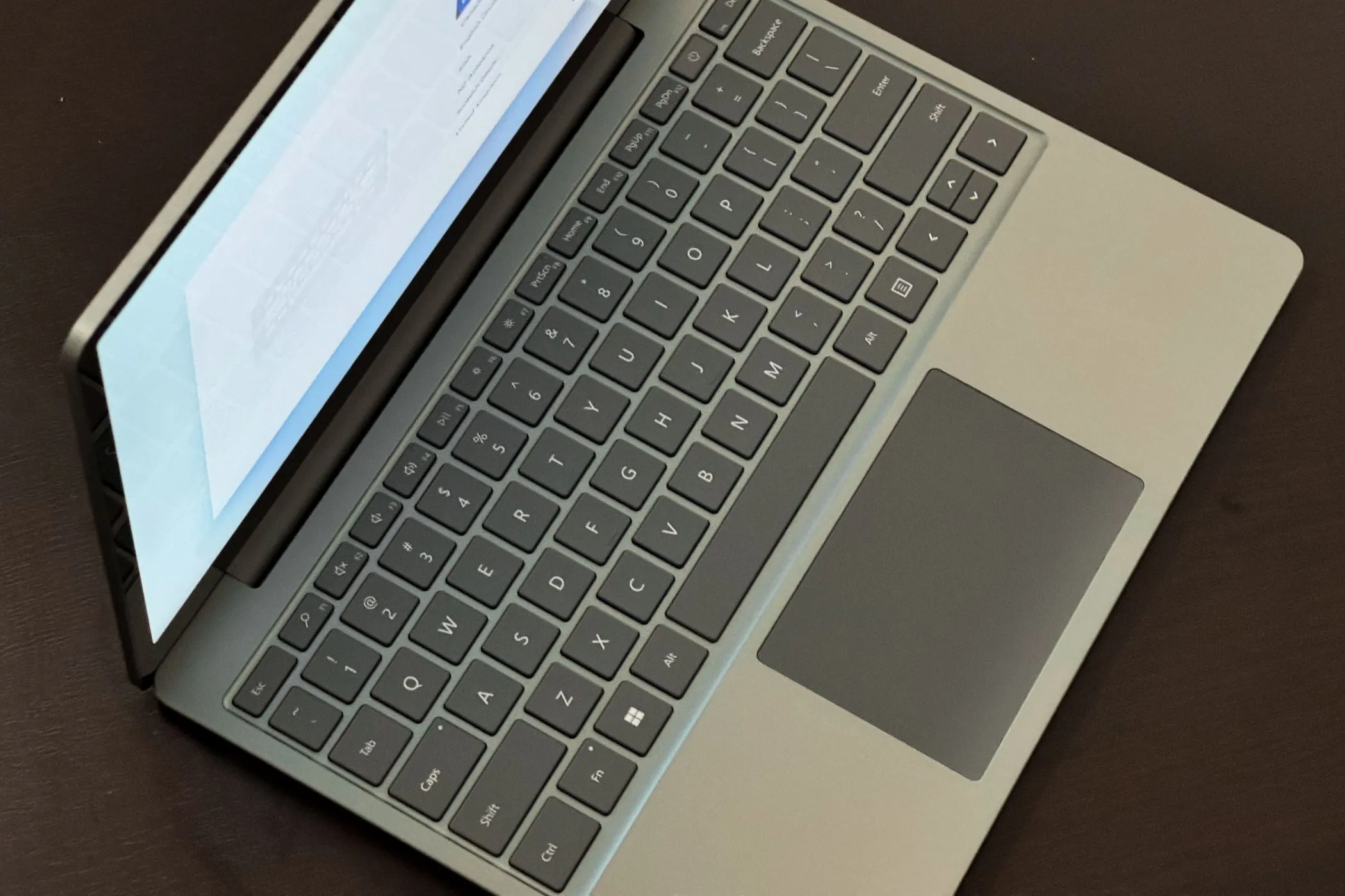 Bàn phím của Surface Laptop Go 3 với hành trình phím nông, ảnh hưởng đến trải nghiệm gõ trên laptop mỏng