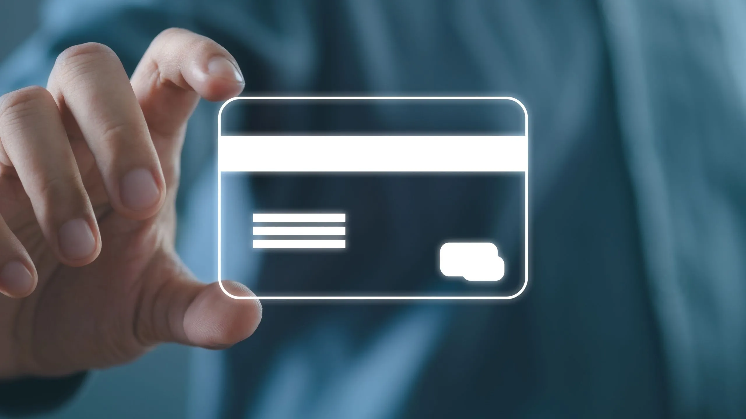 Bàn tay giữ biểu tượng thẻ tín dụng, minh họa biện pháp bảo mật dữ liệu khi mua sắm online