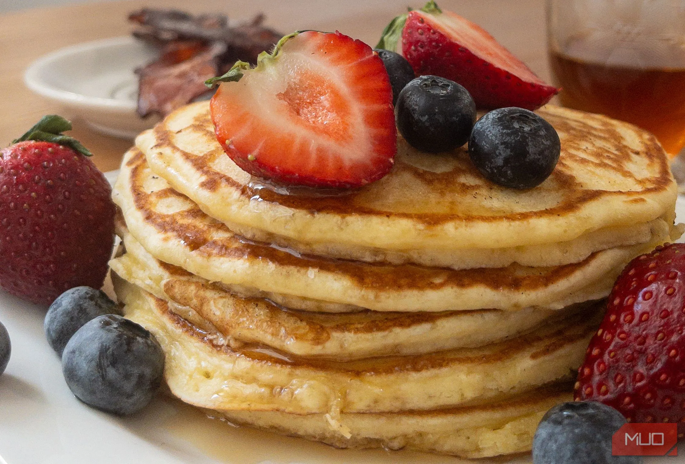 Bánh pancake với nhiều lớp si-rô, chụp từ góc nhìn từ trên xuống (top-down view)