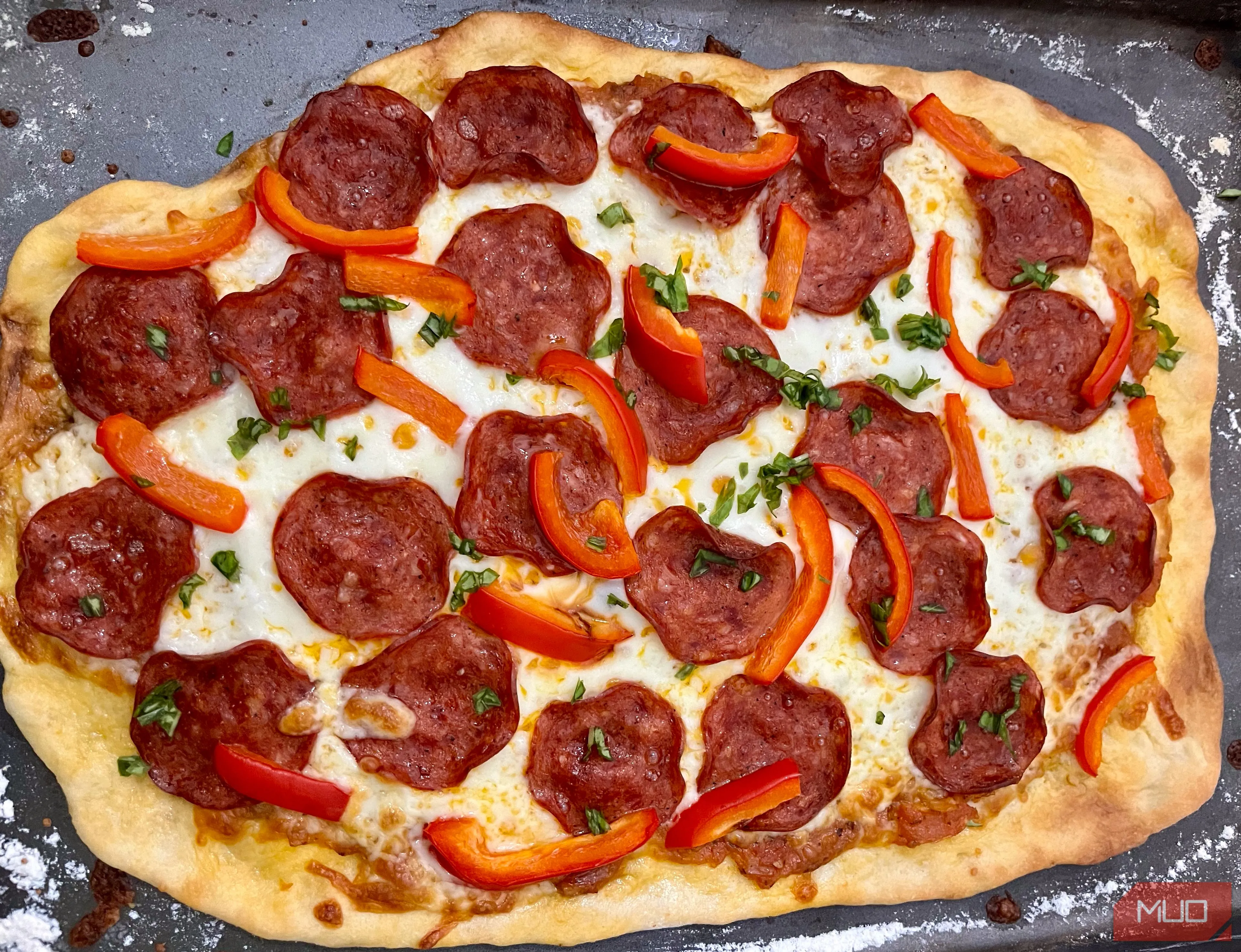 Bánh pizza pepperoni với bố cục hấp dẫn, tuân thủ quy tắc 1/3 trong nhiếp ảnh