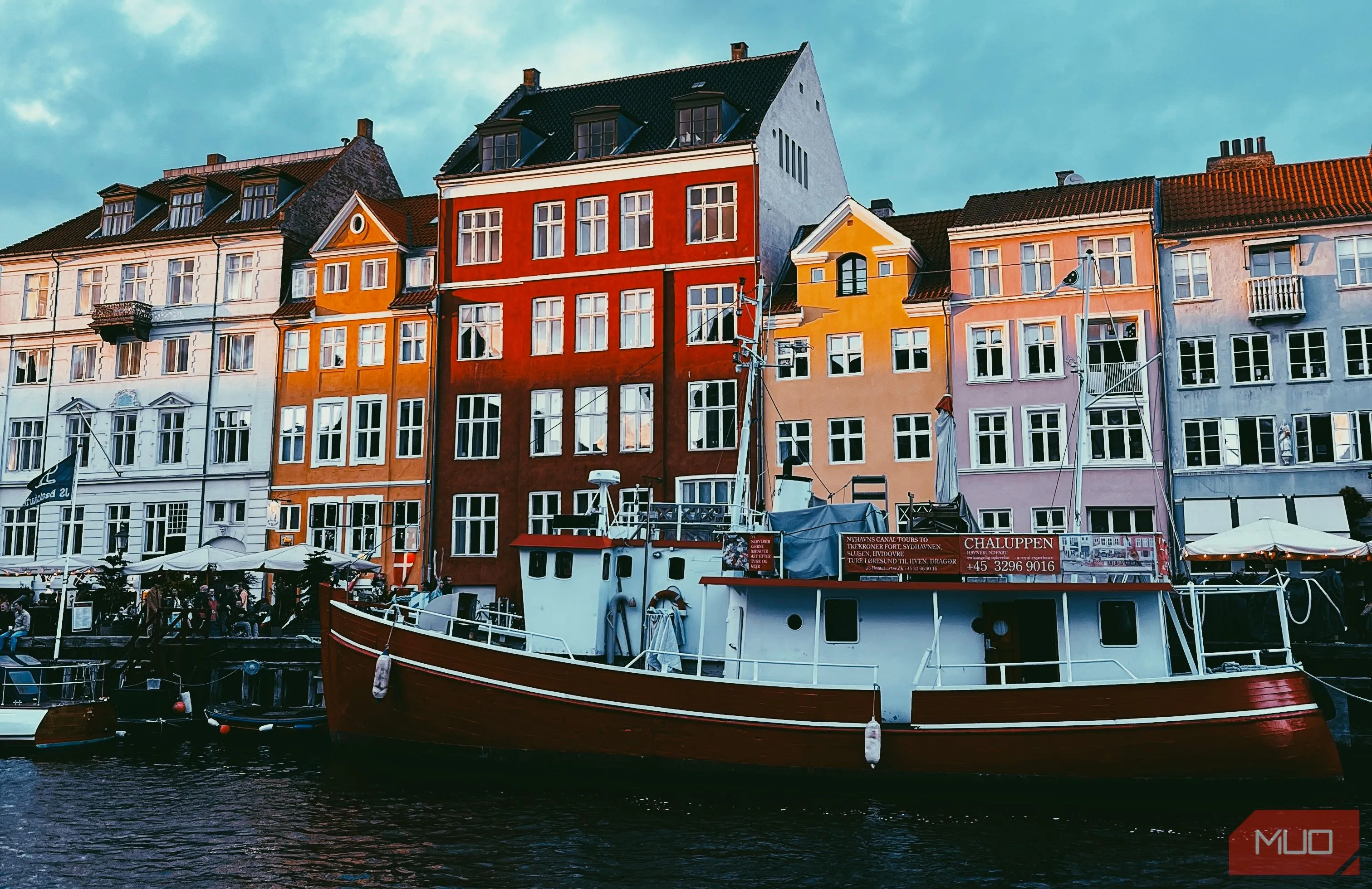 Bầu trời hoàng hôn rực rỡ tạo điểm nhấn màu sắc cho bức ảnh thành phố