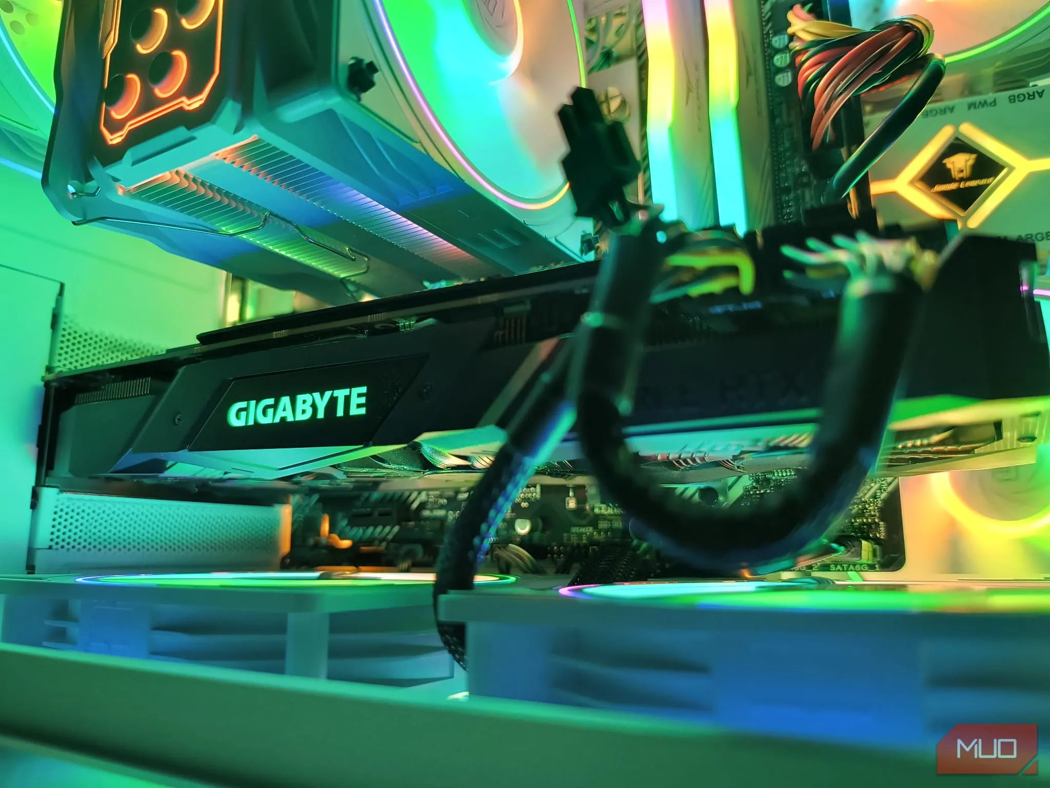 Bên trong máy tính tự lắp, thể hiện card đồ họa GPU