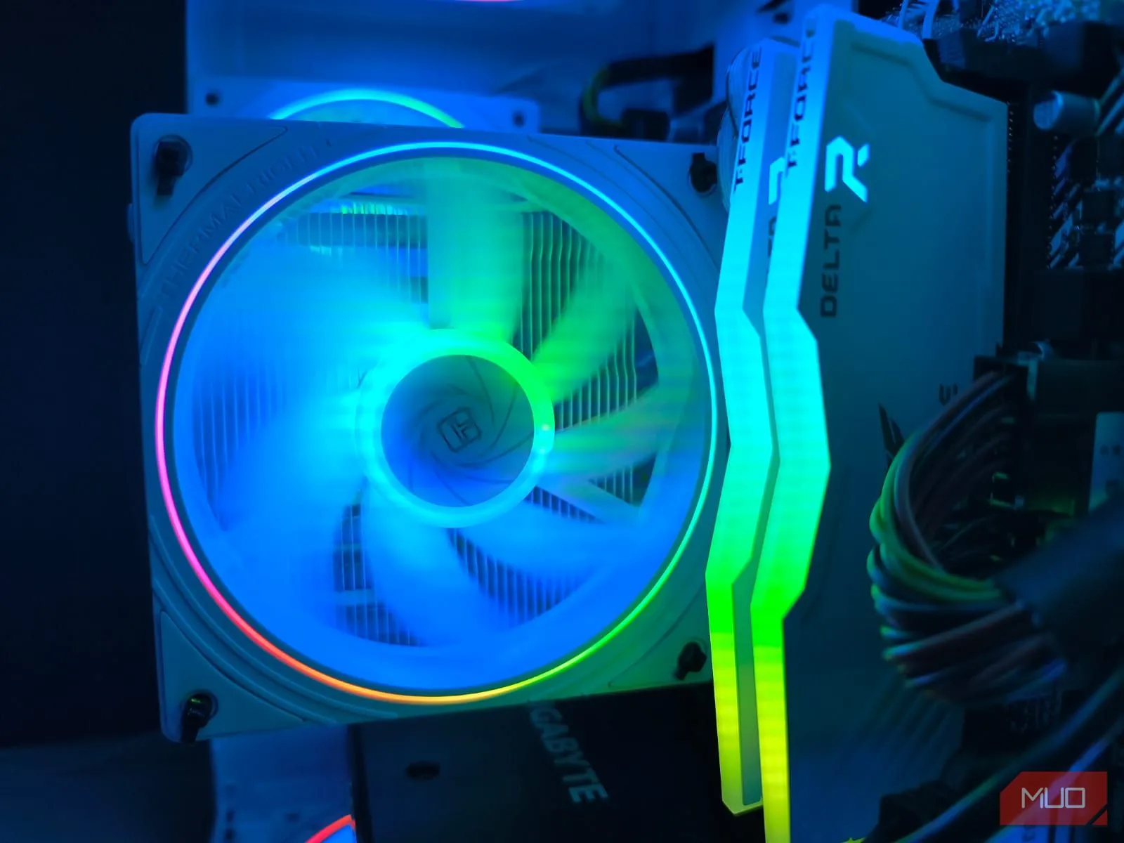 Bên trong máy tính tự lắp, thể hiện thanh RAM có đèn RGB