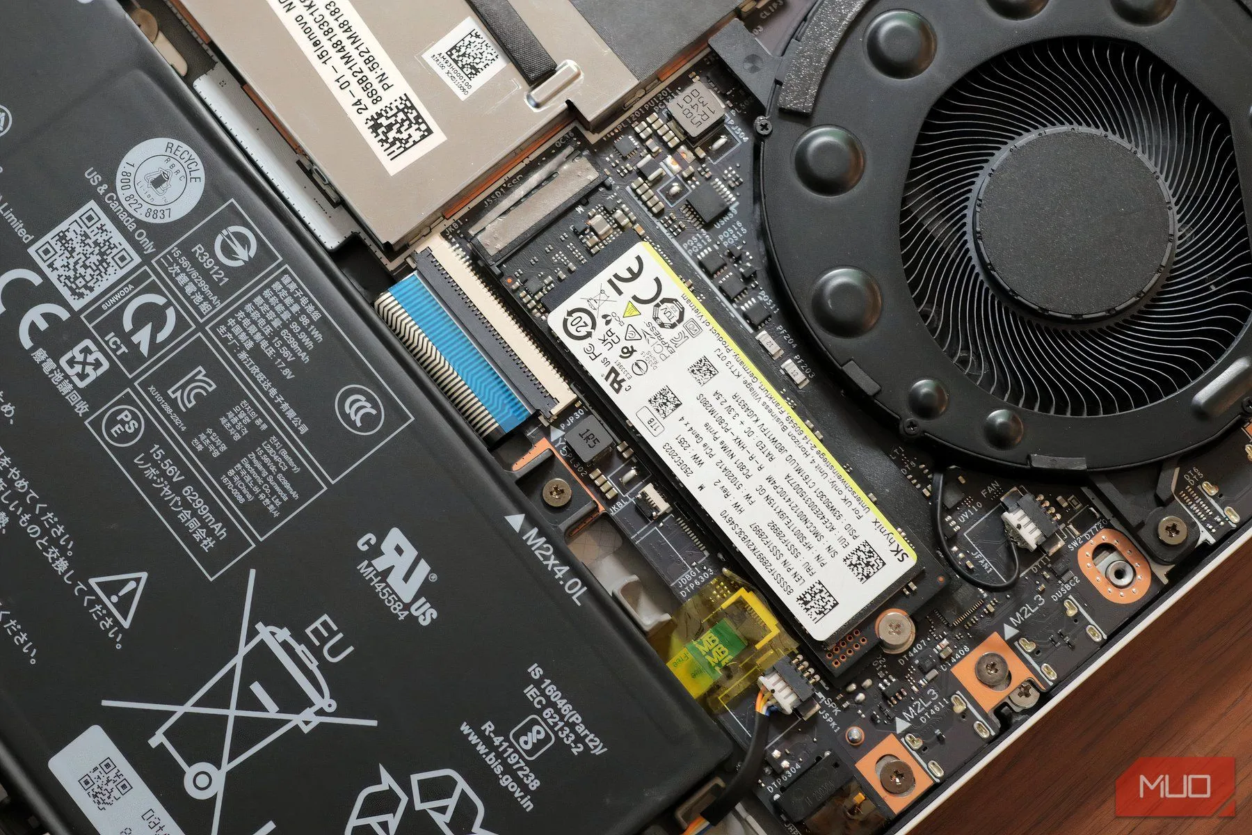 Bên trong máy tính xách tay Lenovo Legion 7i với ổ cứng SSD nội bộ, minh họa không gian lưu trữ an toàn