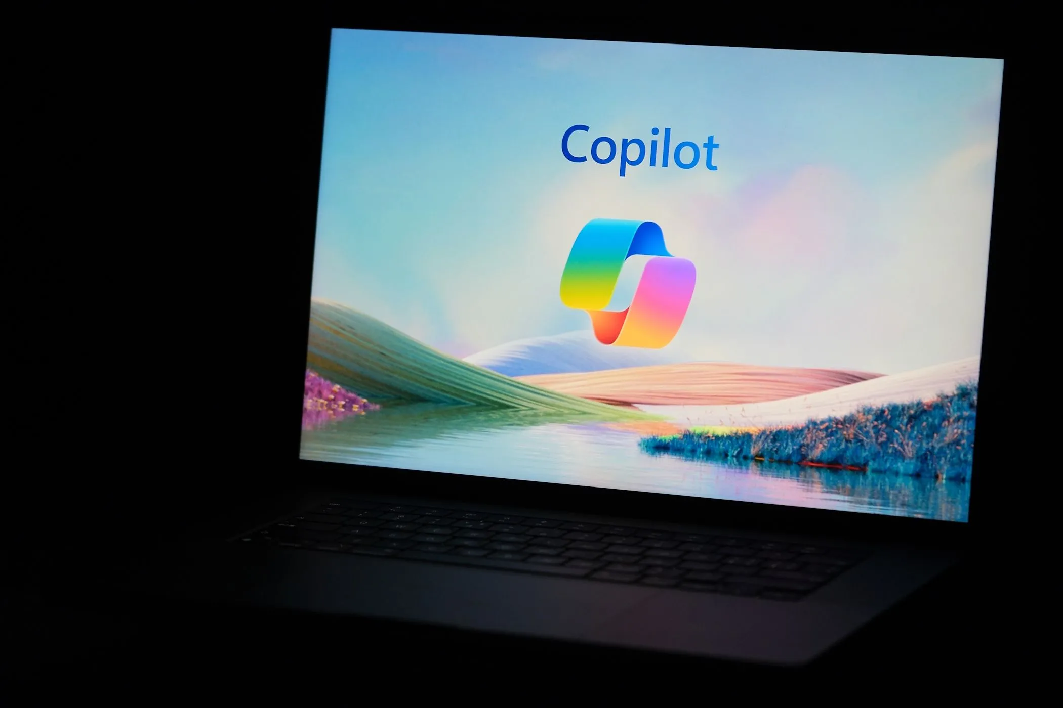Biểu tượng Copilot của Microsoft trên màn hình laptop Windows, đại diện cho các tính năng AI trên PC