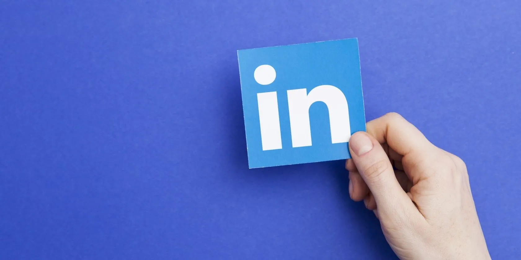 Biểu tượng LinkedIn được cầm trên tay, thể hiện sự kết nối nghề nghiệp