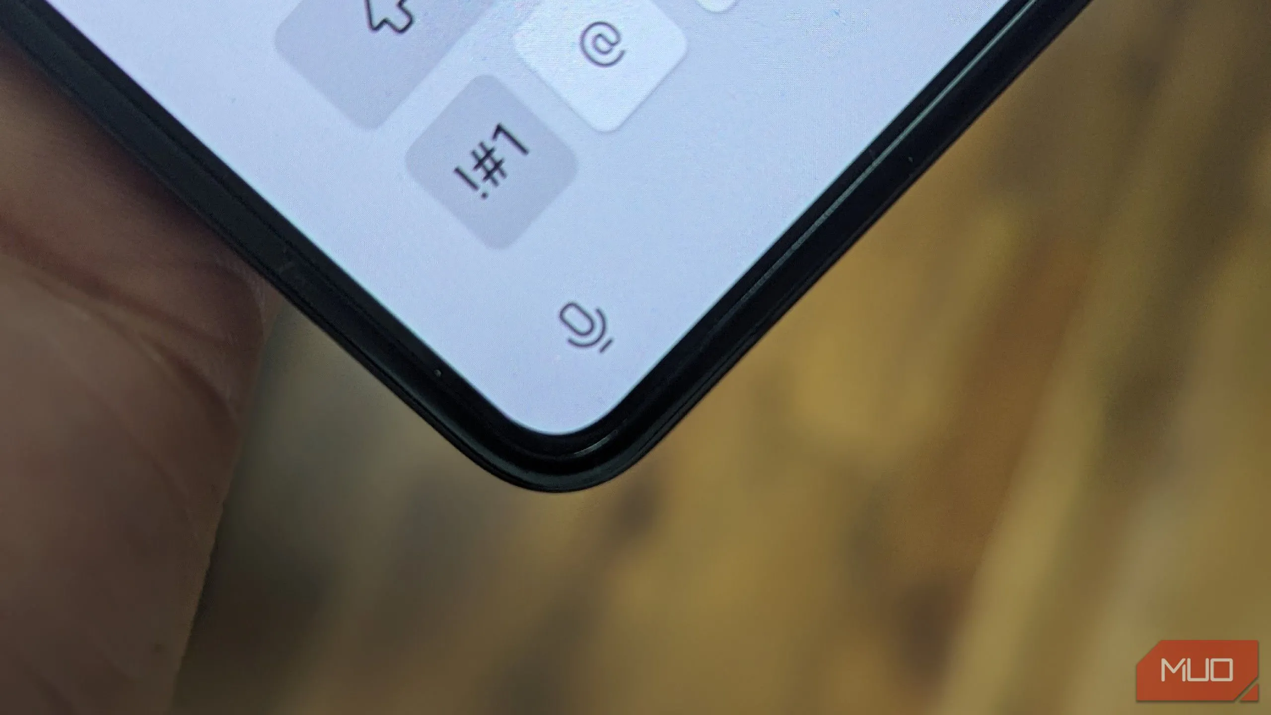 Biểu tượng micro tích hợp trên bàn phím ảo của Samsung Galaxy Z Fold 5, minh họa tính năng gõ bằng giọng nói tiện lợi.