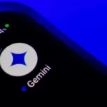 Biểu tượng ứng dụng Gemini trên màn hình điện thoại thông minh, tượng trưng cho tầm nhìn trợ lý AI phổ quát của Google