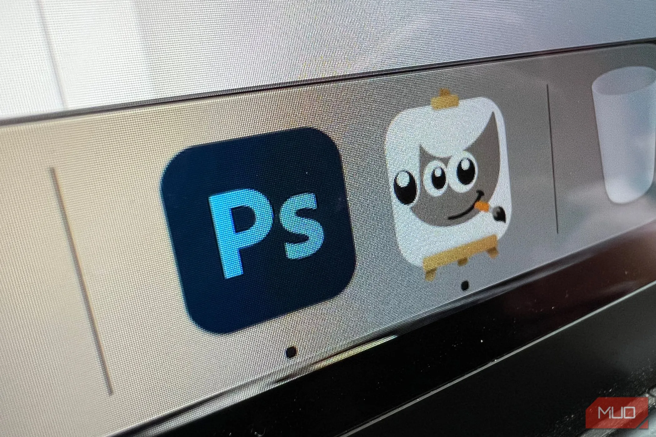 Biểu tượng ứng dụng GIMP và Photoshop đặt cạnh nhau trên màn hình máy tính MacBook, minh họa sự lựa chọn giữa các phần mềm chỉnh sửa ảnh phổ biến và các giải pháp thay thế.