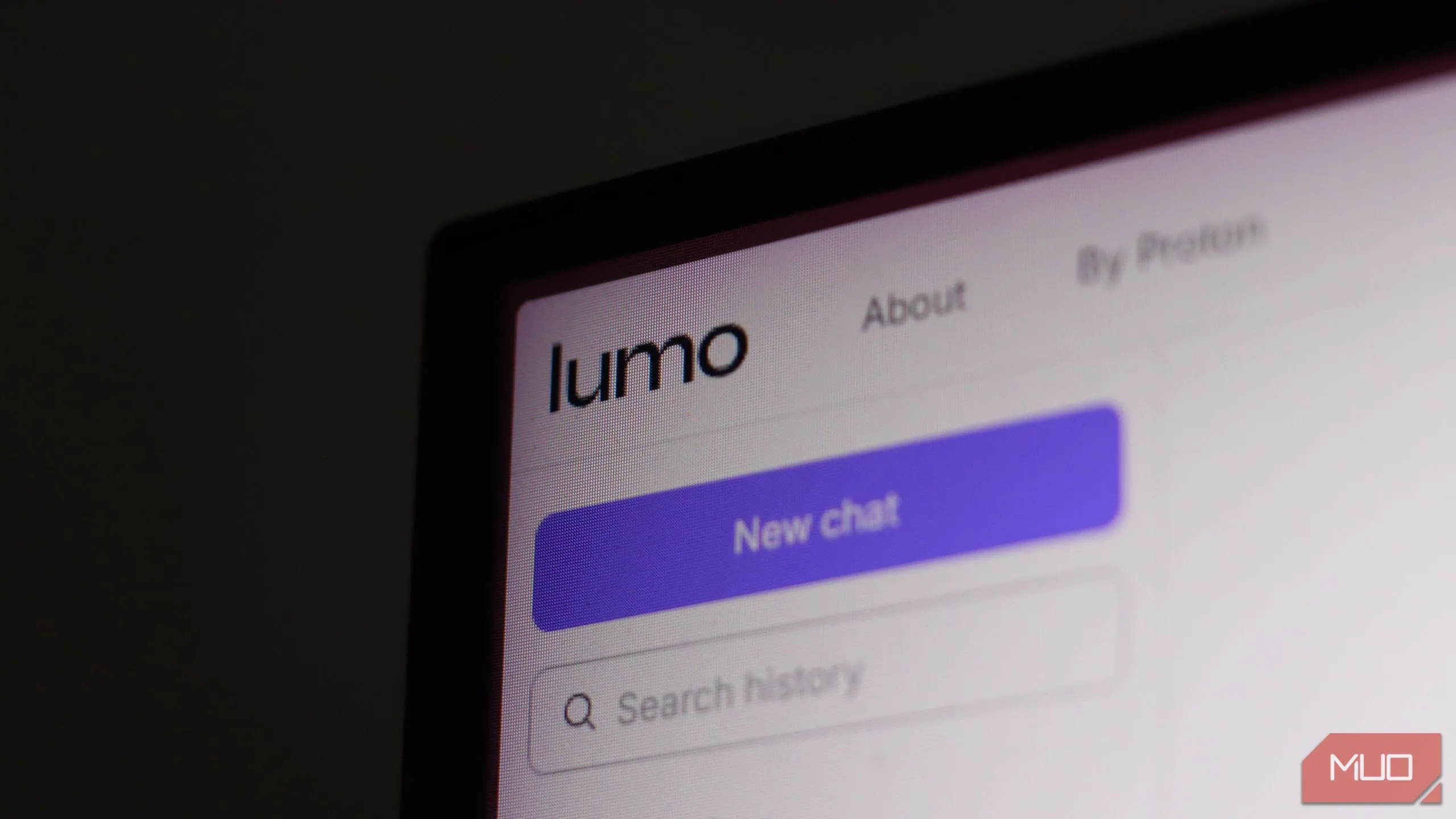 Biểu tượng và giao diện chatbot Lumo AI đang hoạt động trên hệ điều hành Windows.