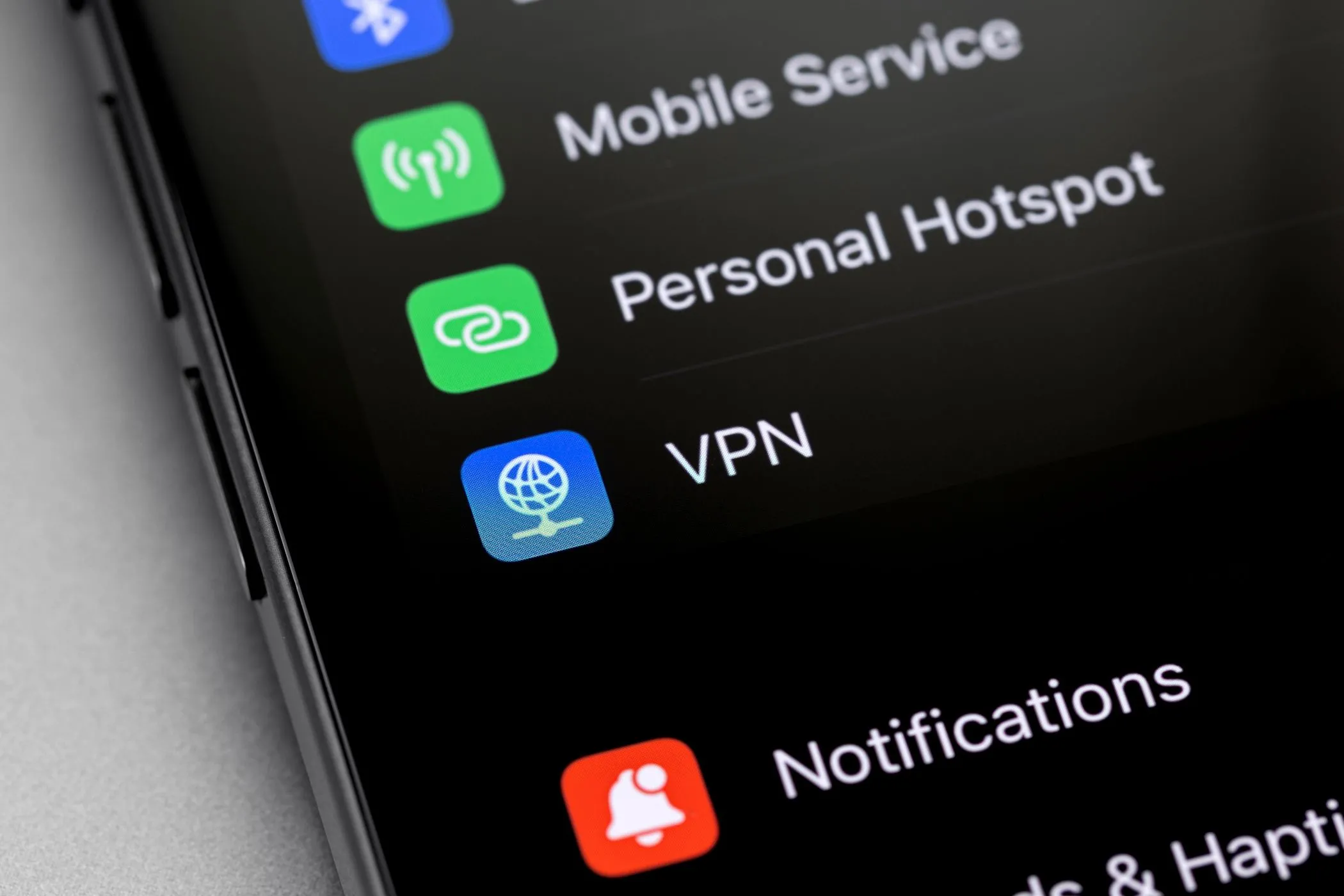 Biểu tượng VPN hiển thị trên màn hình điện thoại thông minh, tượng trưng cho việc sử dụng mạng riêng ảo