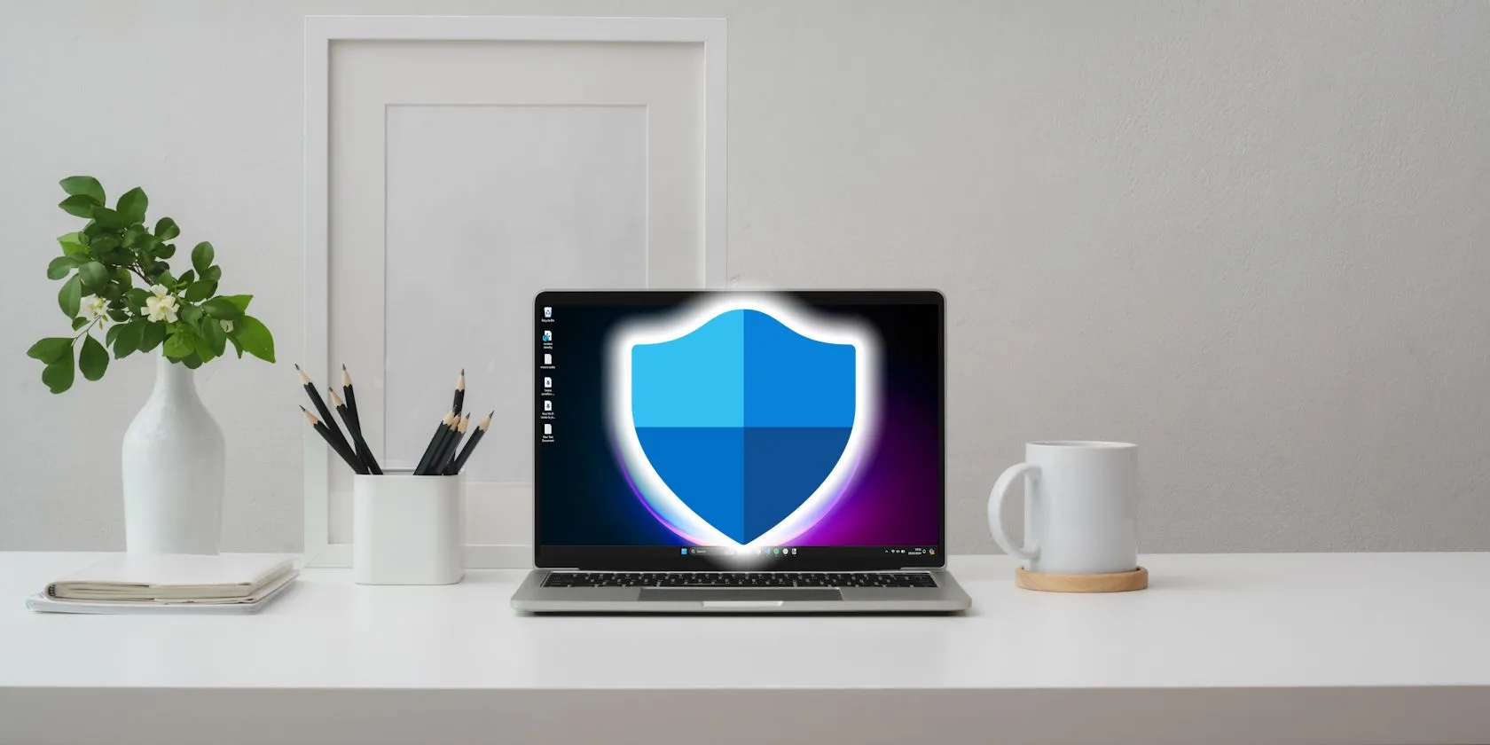 Biểu tượng Windows Security trên màn hình laptop minh họa tính năng bảo mật tích hợp.