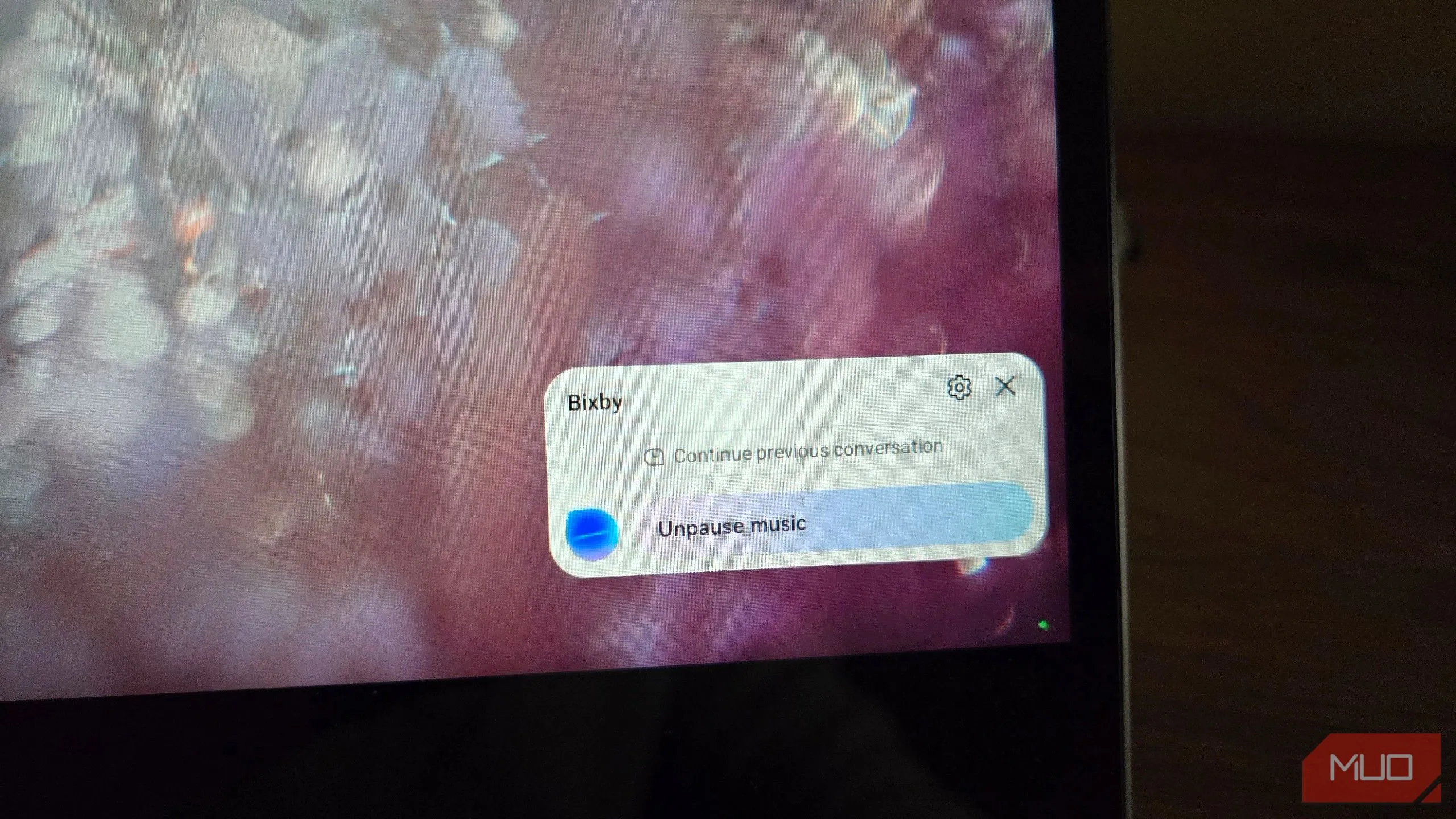 Bixby tạm dừng nhạc trong Samsung DeX, hiển thị giao diện điều khiển nhạc được kích hoạt bằng giọng nói.