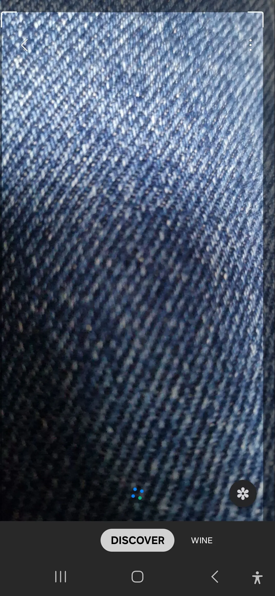 Bixby Vision đang quét một tấm vải denim để nhận diện chất liệu