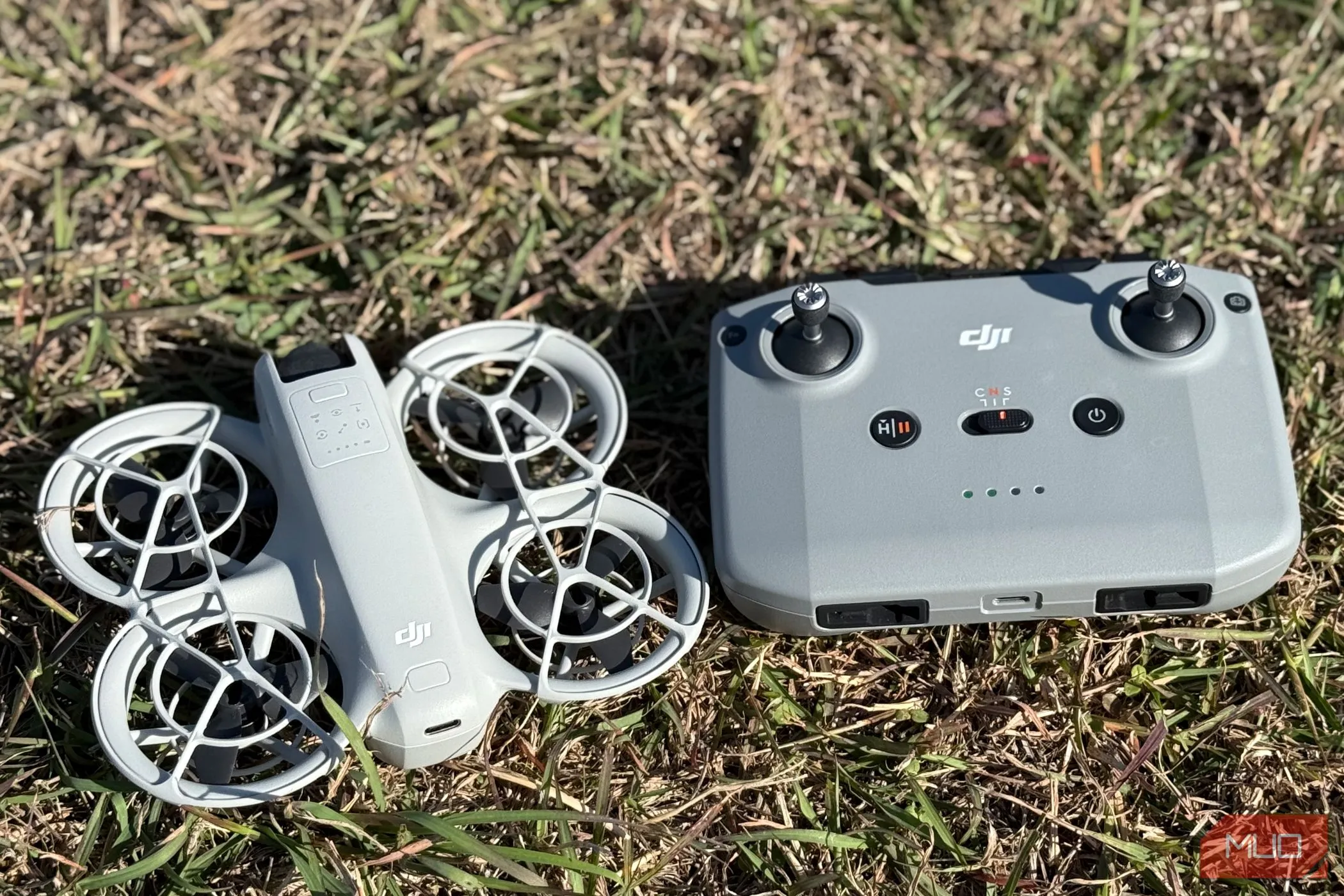 Bộ đôi drone DJI Neo và tay cầm điều khiển DJI RC-N3
