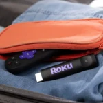 Bộ đôi thiết bị Roku Streaming Stick và Streaming Stick Plus nhỏ gọn trong túi đựng.