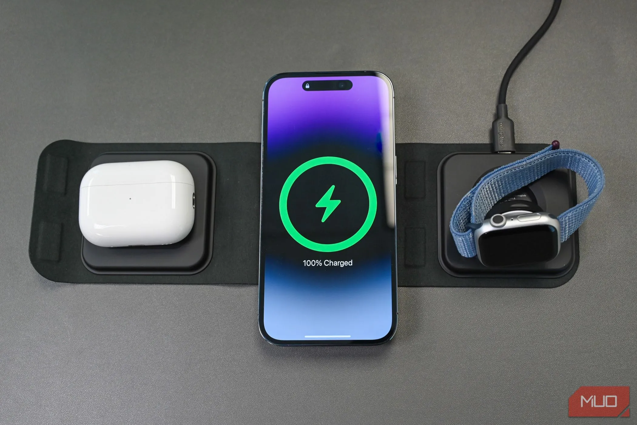 Bộ sạc du lịch Mophie 3-trong-1, minh họa khả năng sạc đồng thời nhiều thiết bị và sạc thông minh