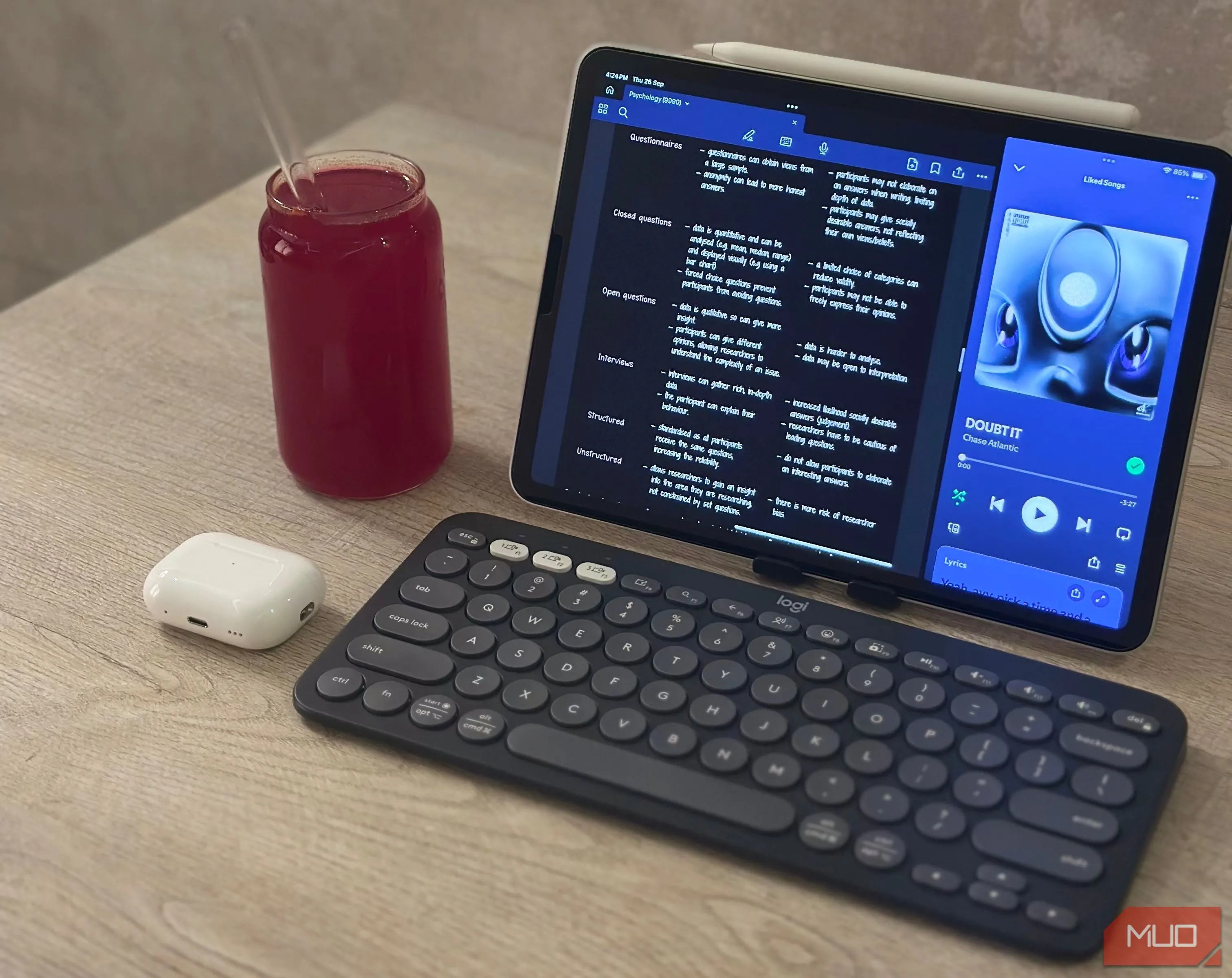 Bộ thiết lập làm việc với iPad Air M1, bàn phím Logitech Pebble Keys 2 và chuột ESR MagMouse