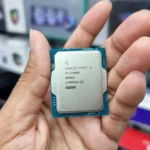 Bộ vi xử lý Intel Core i9 thế hệ 14 đang được cầm trên tay một người đàn ông