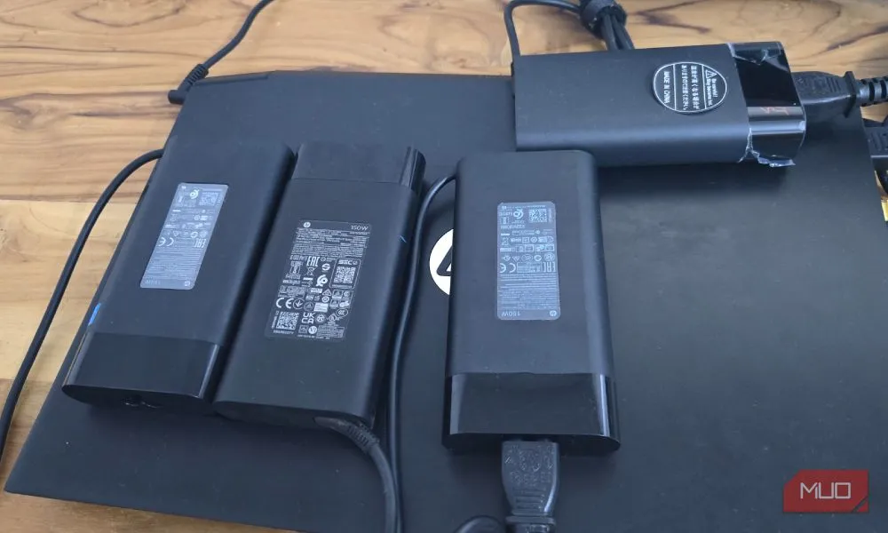 Bốn cục sạc HP 150W đặt trên một chiếc laptop HP